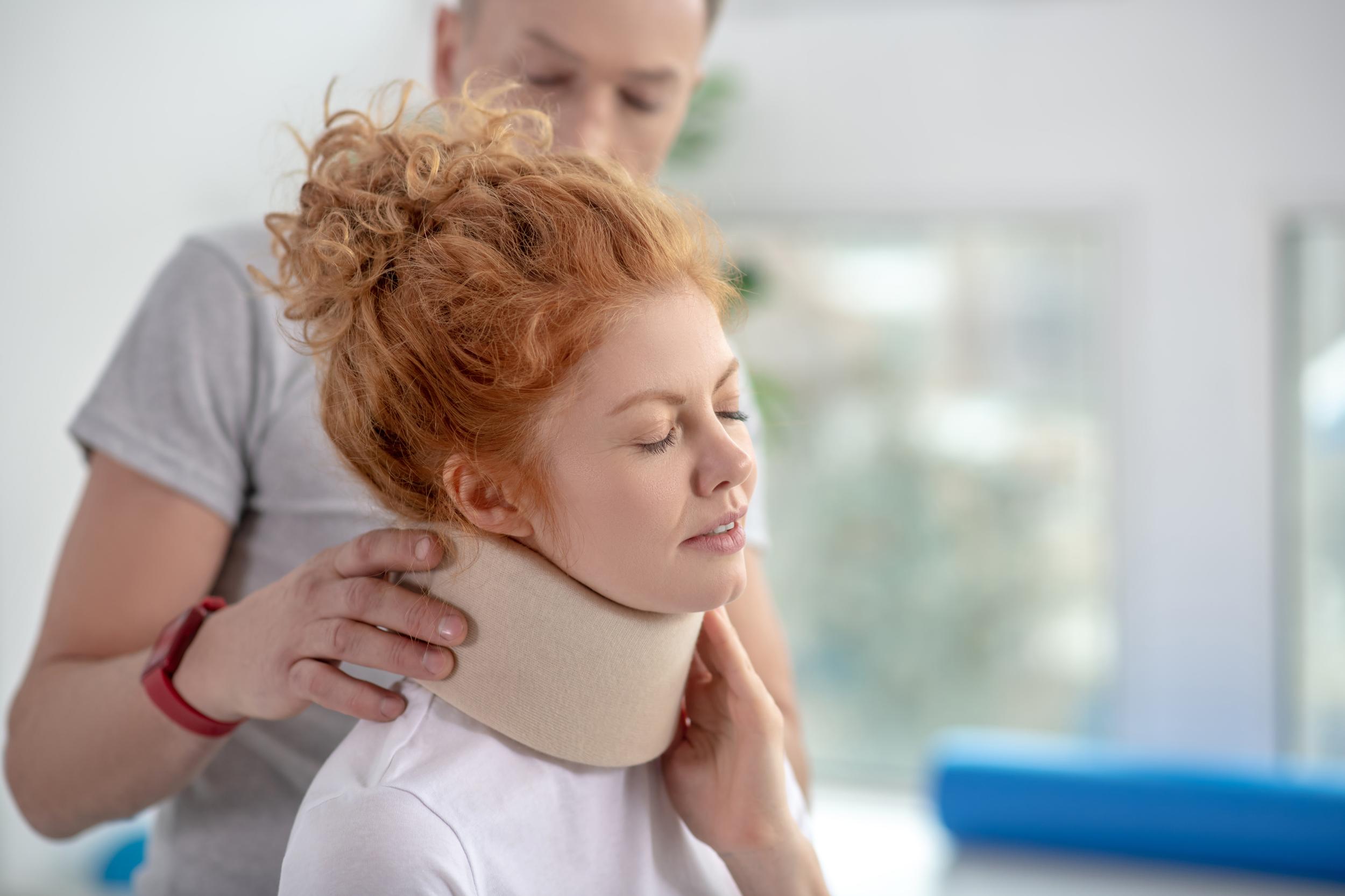 woman-receives-neck-brace-adjustment-from-health-p-2026-01-05-05-25-31-utc.jpg