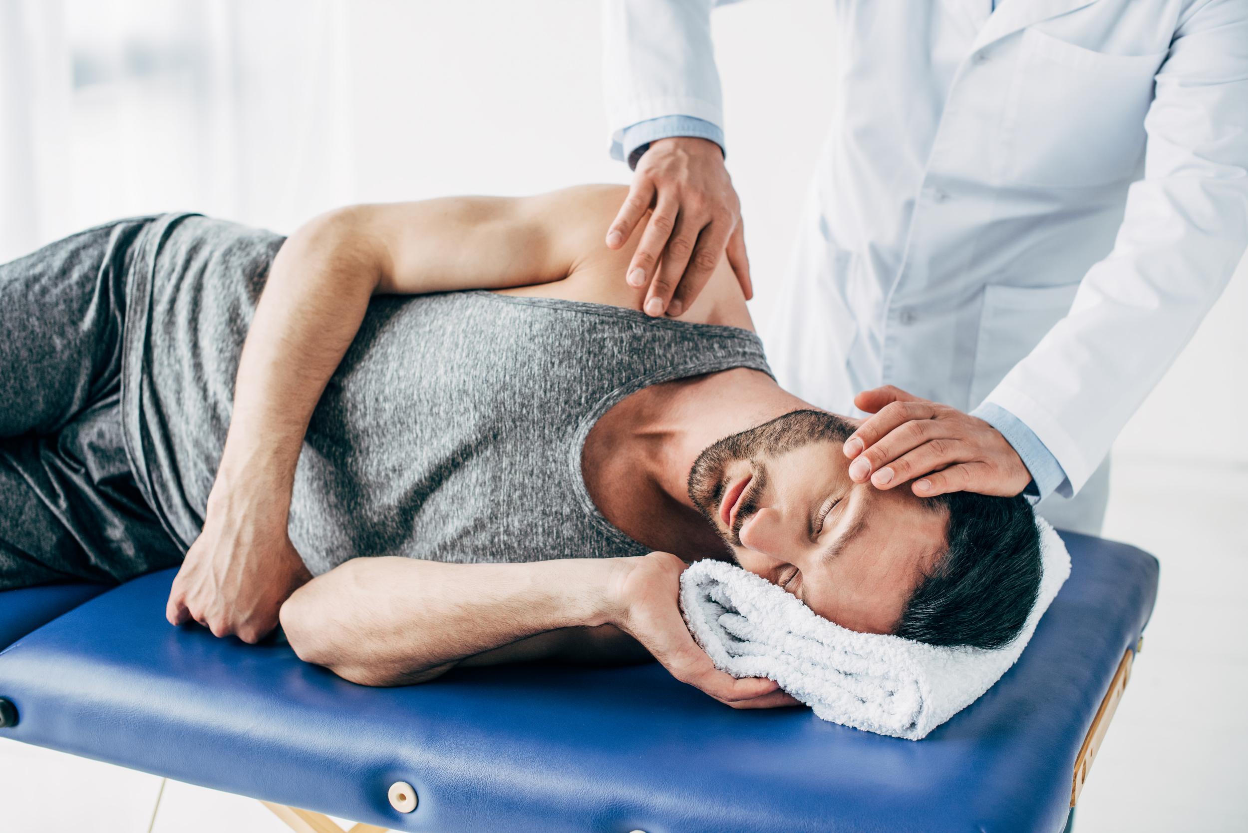 man-receiving-gentle-physical-therapy-in-clinic-2026-01-06-00-37-27-utc.jpg