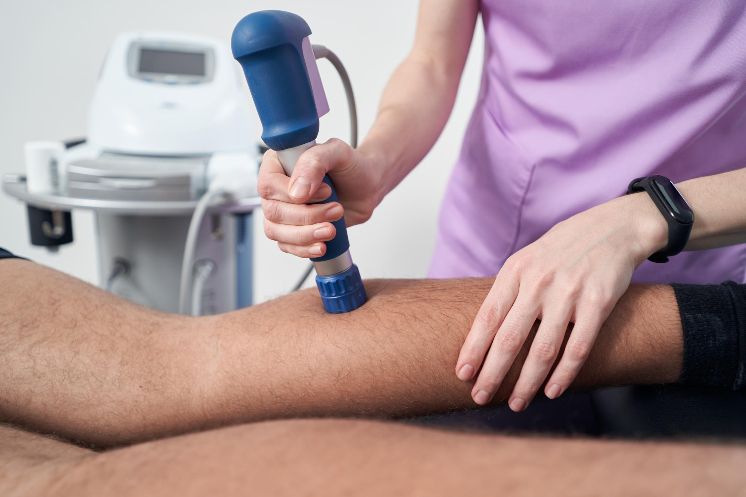 male-patient-receiving-extracorporeal-shockwave-th-2026-01-05-22-53-28-utc.jpg