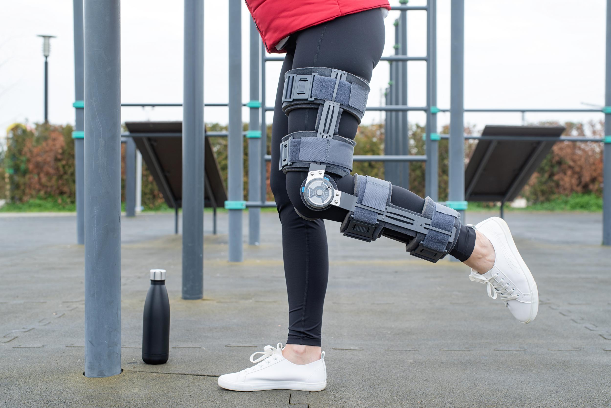 woman-wearing-knee-brace-or-orthosis-after-leg-sur-2026-03-20-04-31-46-utc.jpg