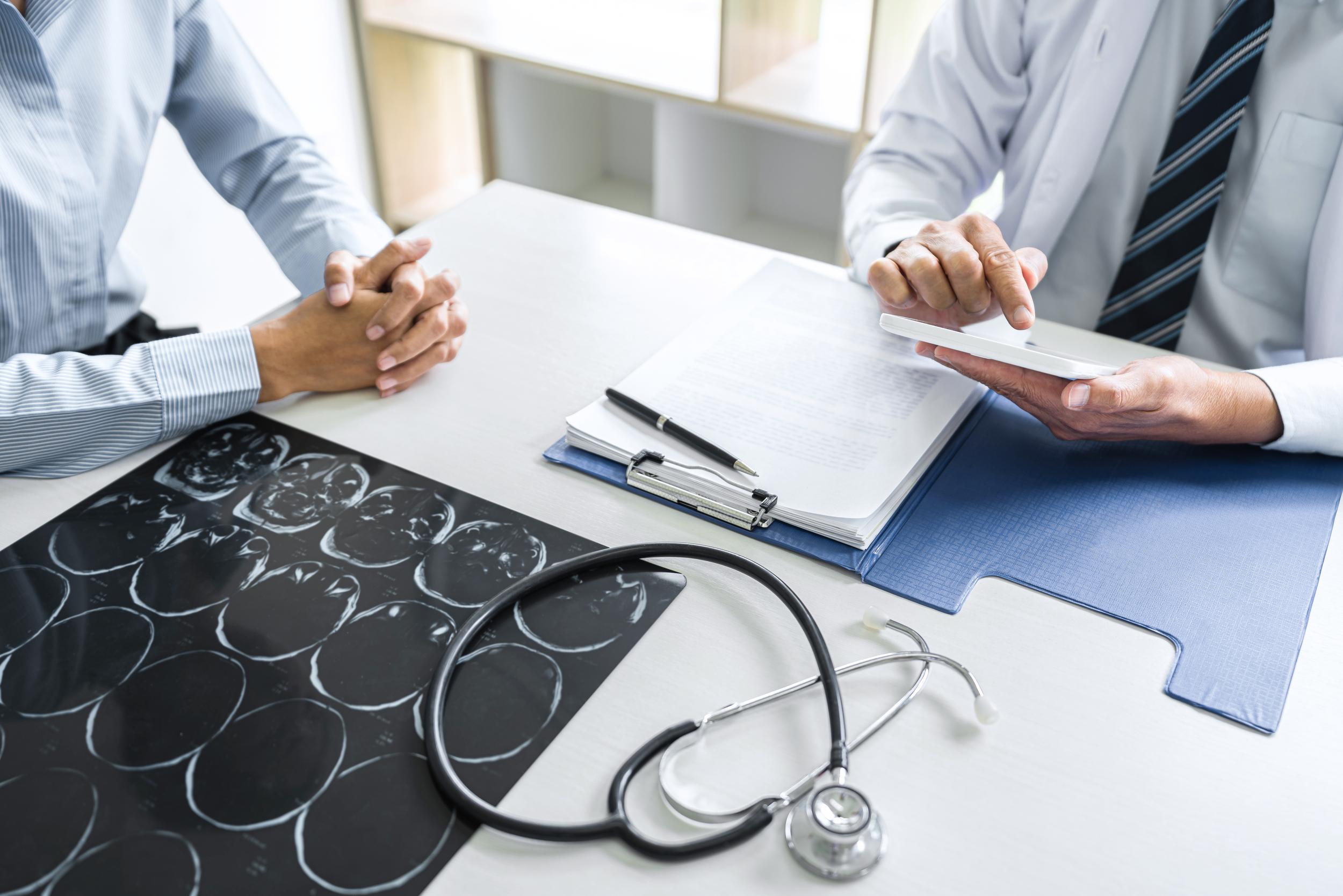 doctor-consulting-with-patient-about-brain-scan-2026-03-26-04-55-36-utc.jpg