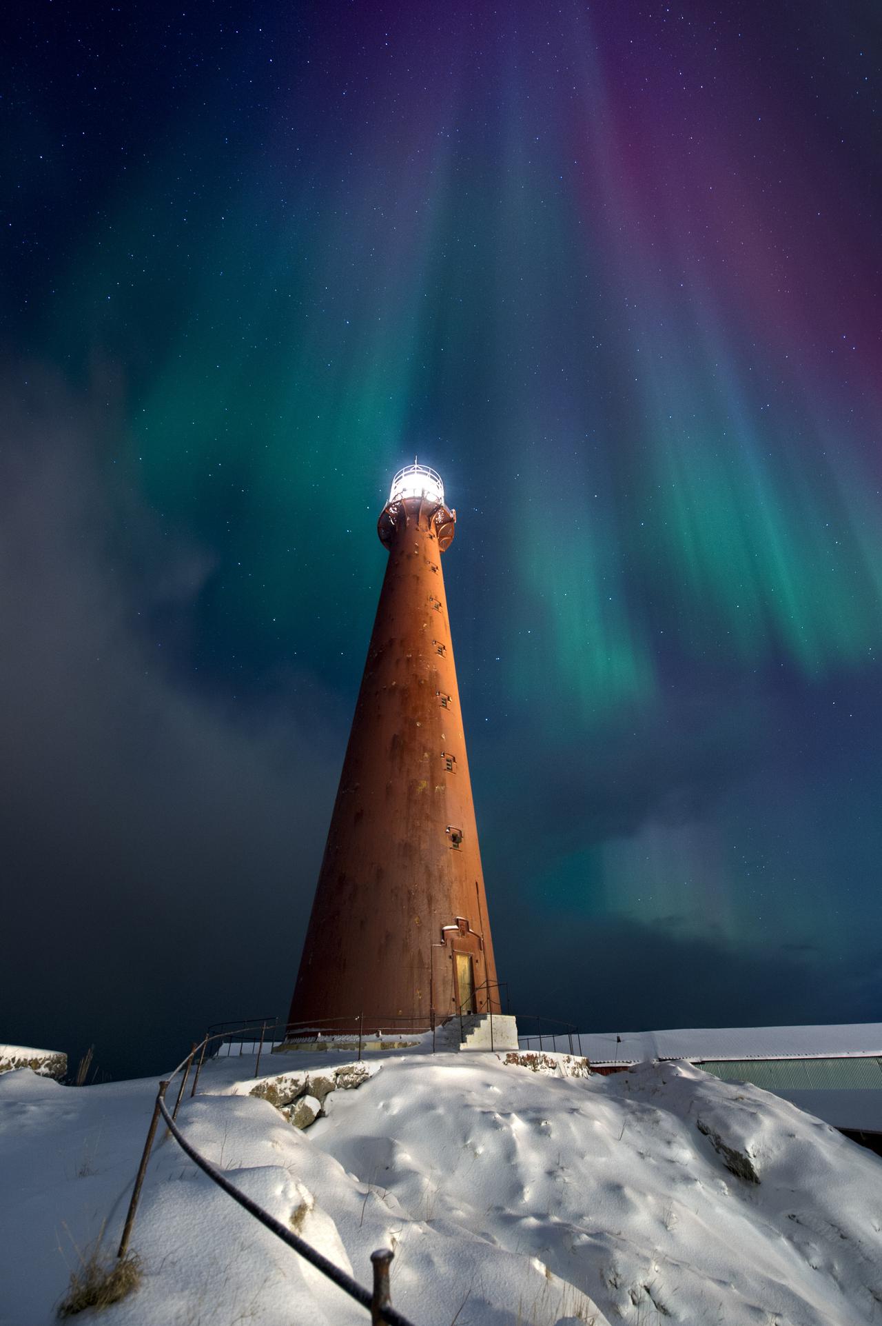 a-majestic-lighthouse-stands-tall-under-a-breathta-2025-04-05-03-49-44-utc.jpg