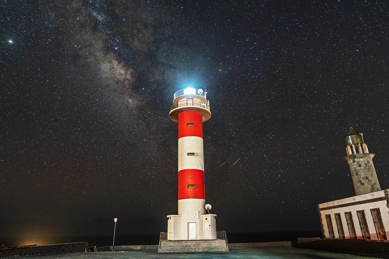 fuencaliente-lighthouse-with-the-milky-way-on-the-2024-12-09-04-49-49-utc.jpg
