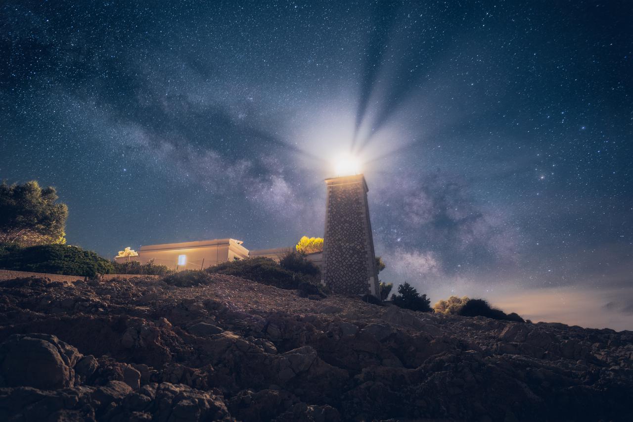 lighthouse-and-milky-way-2024-12-02-13-22-27-utc.jpg