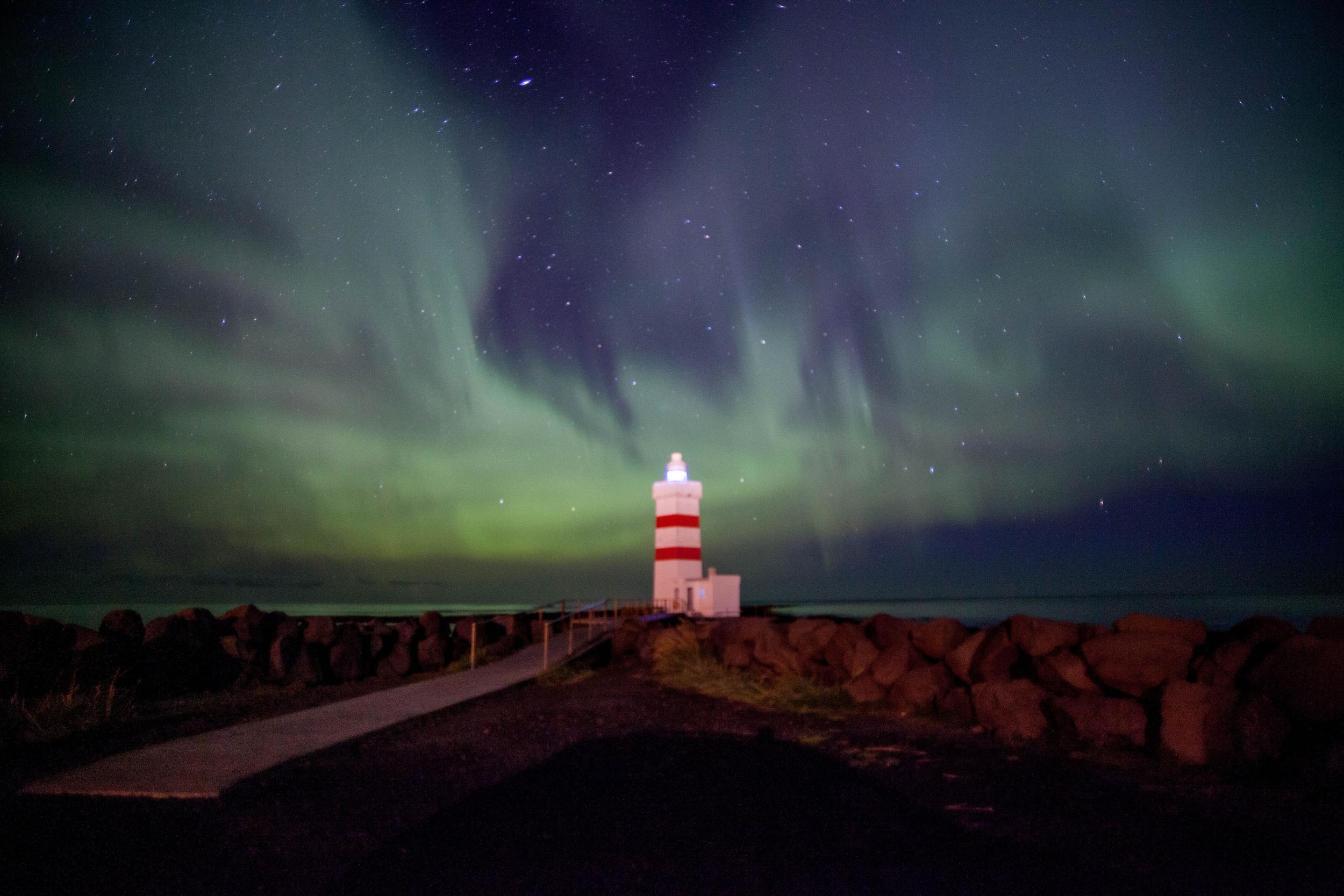 majestic-lighthouse-situated-on-a-rocky-shore-illu-2025-02-02-13-47-55-utc.jpg