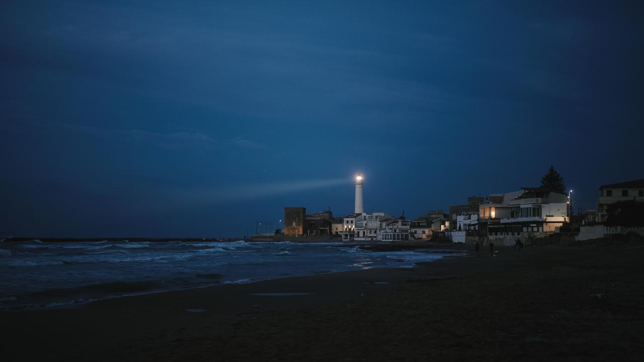 lighthouse-on-the-beach-in-the-night-2025-01-29-03-32-45-utc.jpg