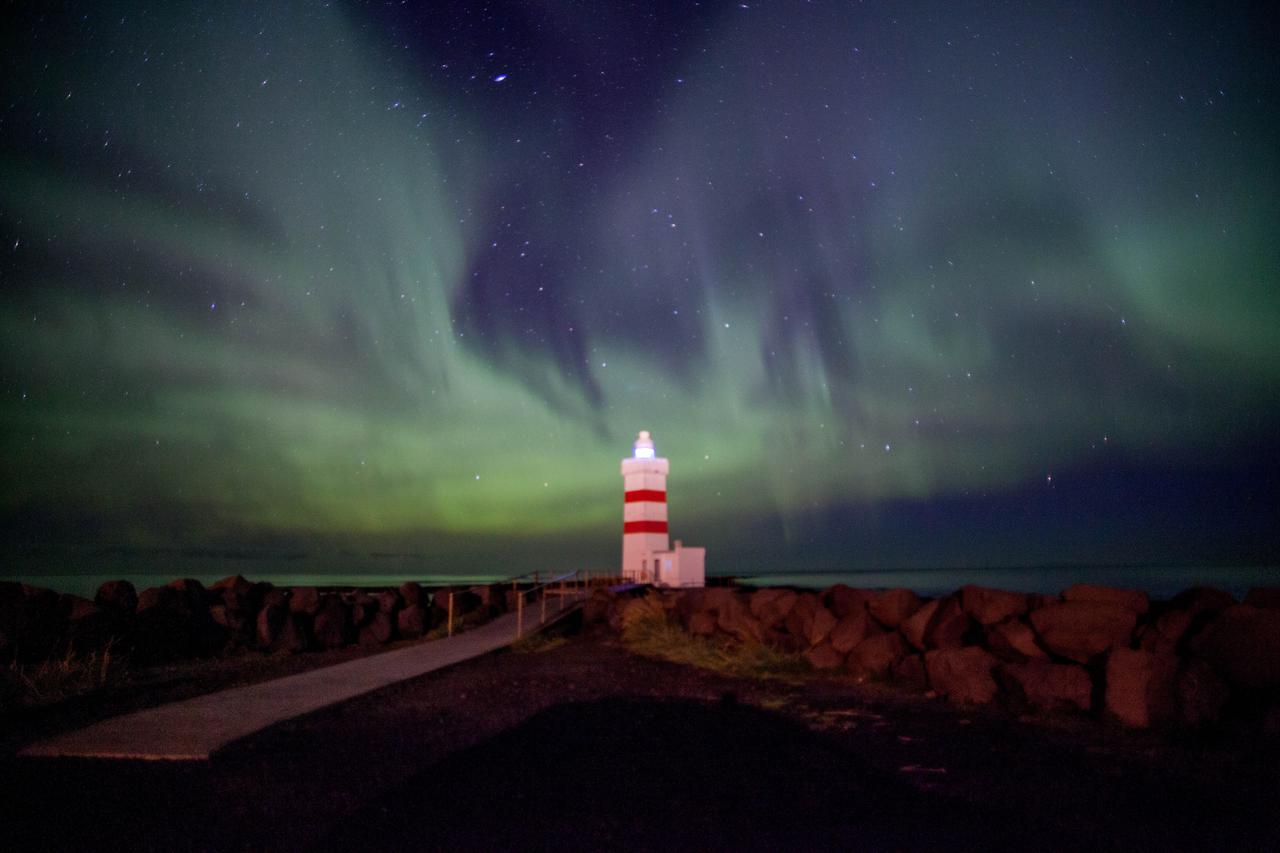 majestic-lighthouse-situated-on-a-rocky-shore-illu-2025-02-02-13-47-55-utc.jpg