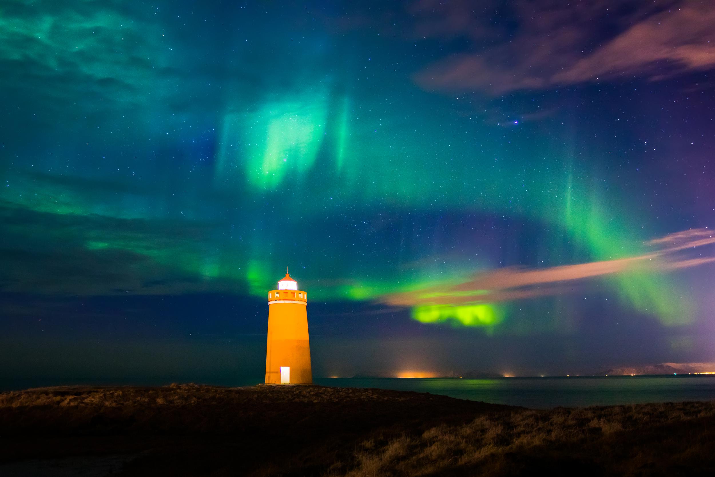 lighthouse-on-reykjanes-peninsula-under-nortern-li-2025-01-08-09-24-50-utc.jpg