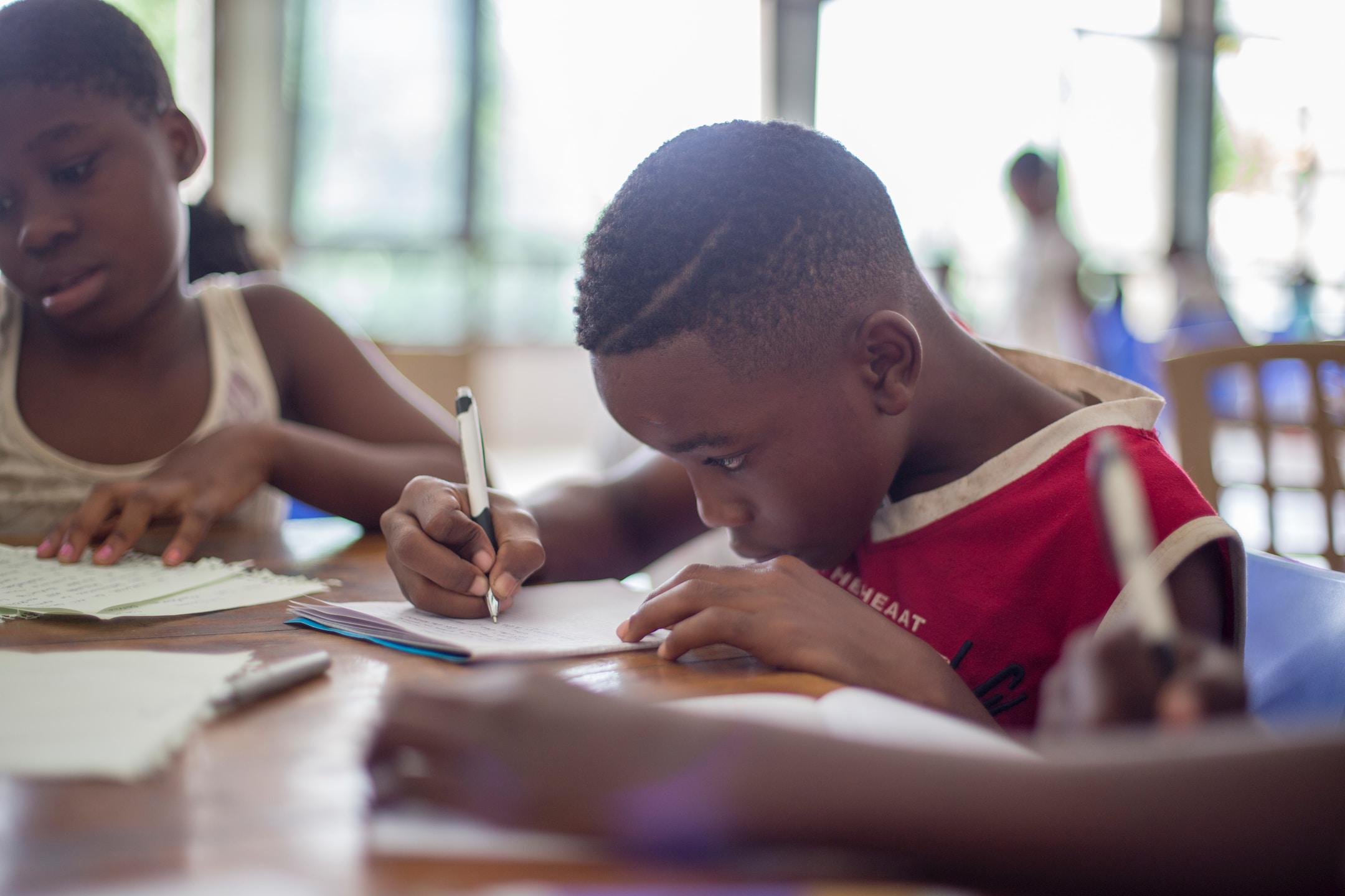 Los niños de Guinea Ecuatorial se levantan cada día bajo una realidad que no es nada fácil.
En el barrio Patio Pérez de Malabo, surge Verano Útil, una iniciativa para niños y niñas que busca ser un espacio de encuentro y de unión; una forma de ofrecer unas vacaciones diferentes a los que no tie- nen otras oportunidades; una opción para no estar en la calle, en un entorno peligroso, y un momento en el que poder divertirse y convivir con otros.
Verano 2018.
