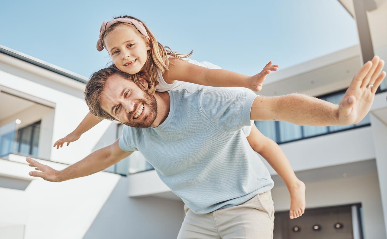Familia planificando su futuro financiero