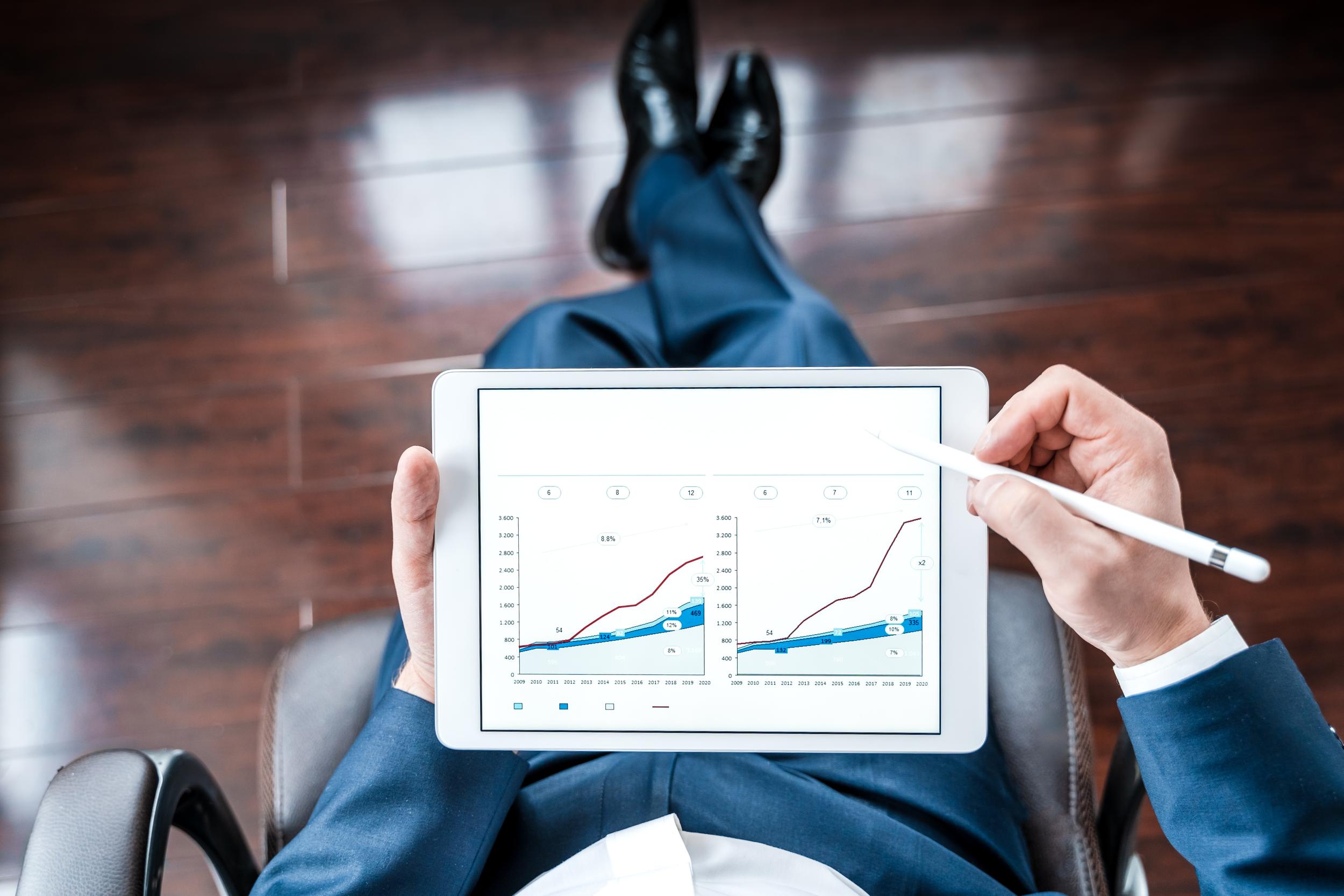 working-businessman-investor-trader-financial-repo-2026-01-06-09-31-03-utc.jpg