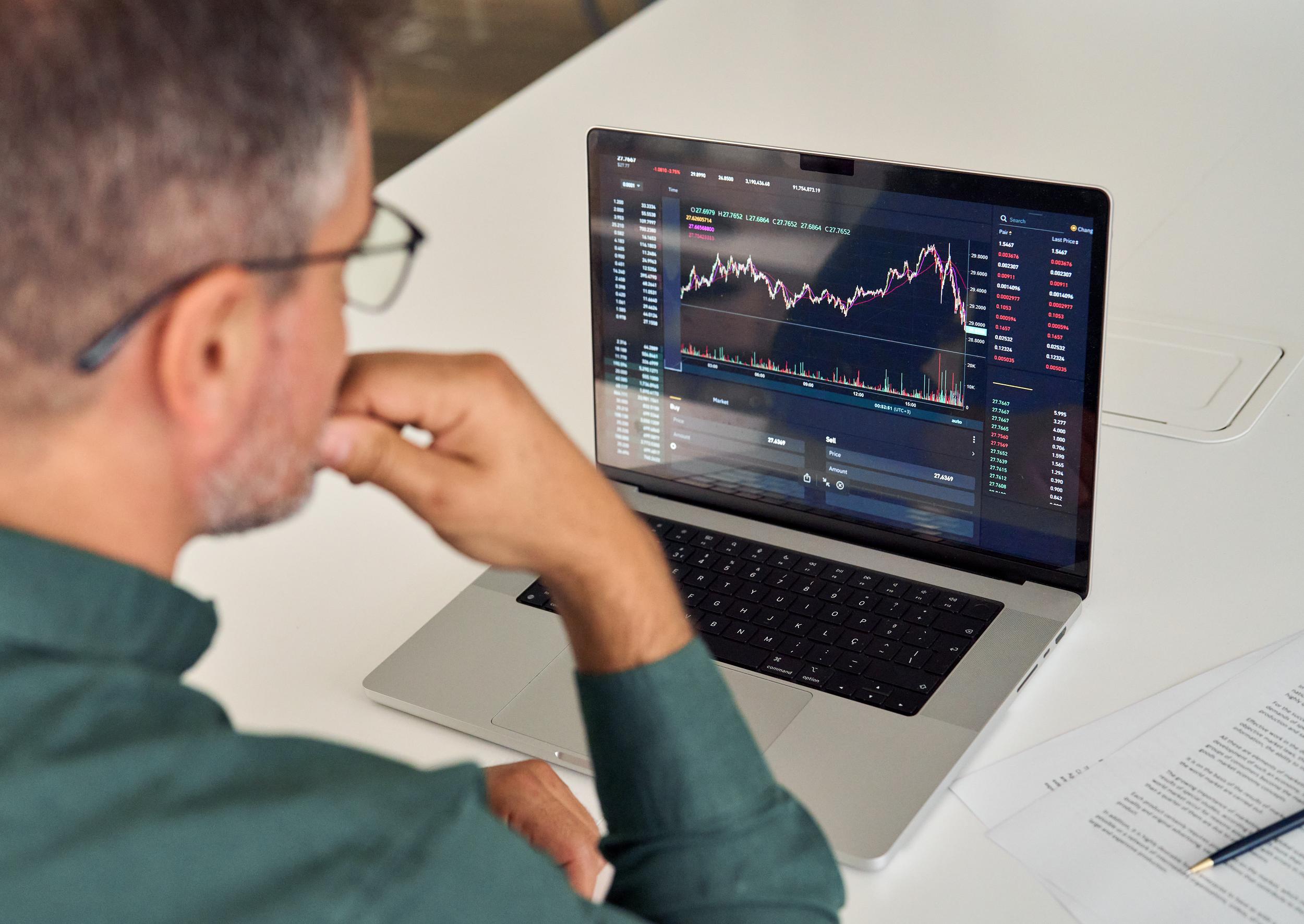 investor-trader-analyzing-trading-market-data-infl-2026-01-08-00-19-39-utc.jpg