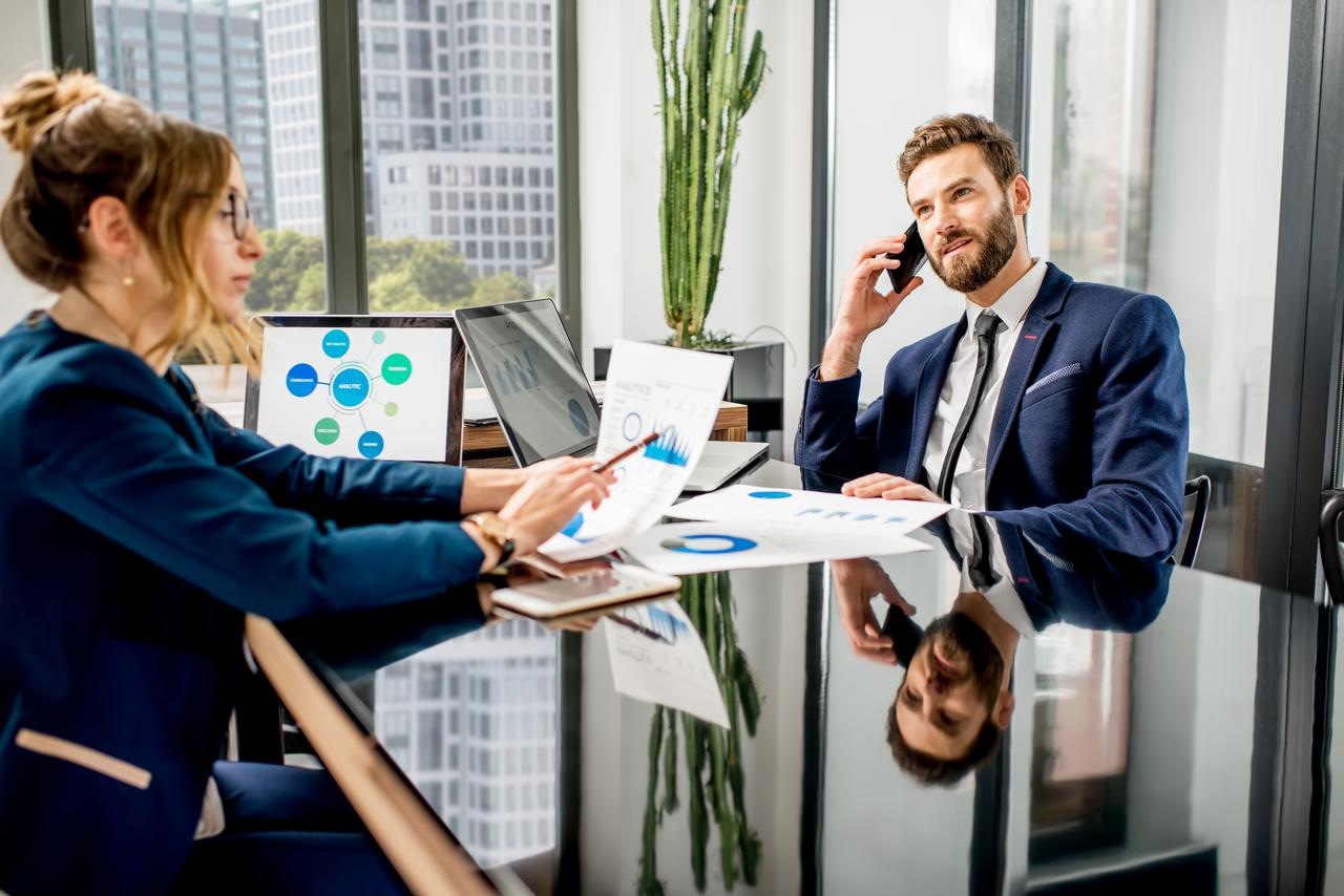 analytic-managers-team-working-at-the-office-2026-01-08-22-42-03-utc.jpg