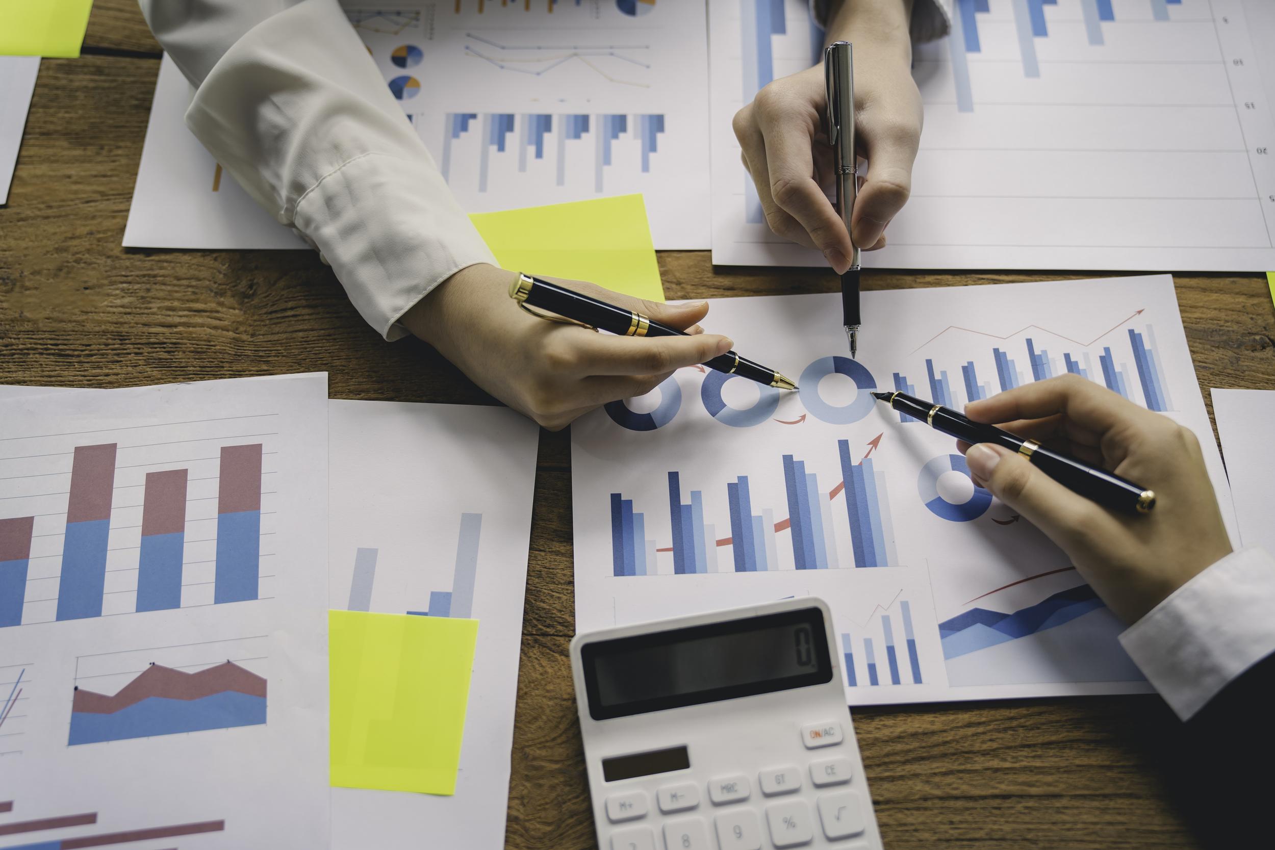 teamwork-with-business-people-consultant-describes-2026-01-08-02-23-09-utc.jpg