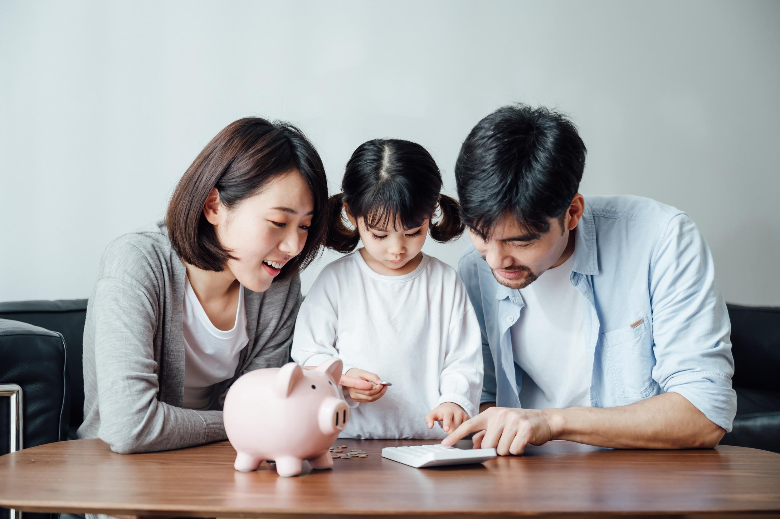 parents-teaching-daughter-to-save-money-at-home-2026-03-09-06-36-29-utc.jpg