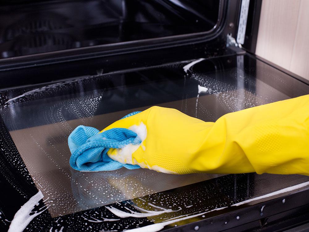cleaning-oven-door1-696478327.jpg