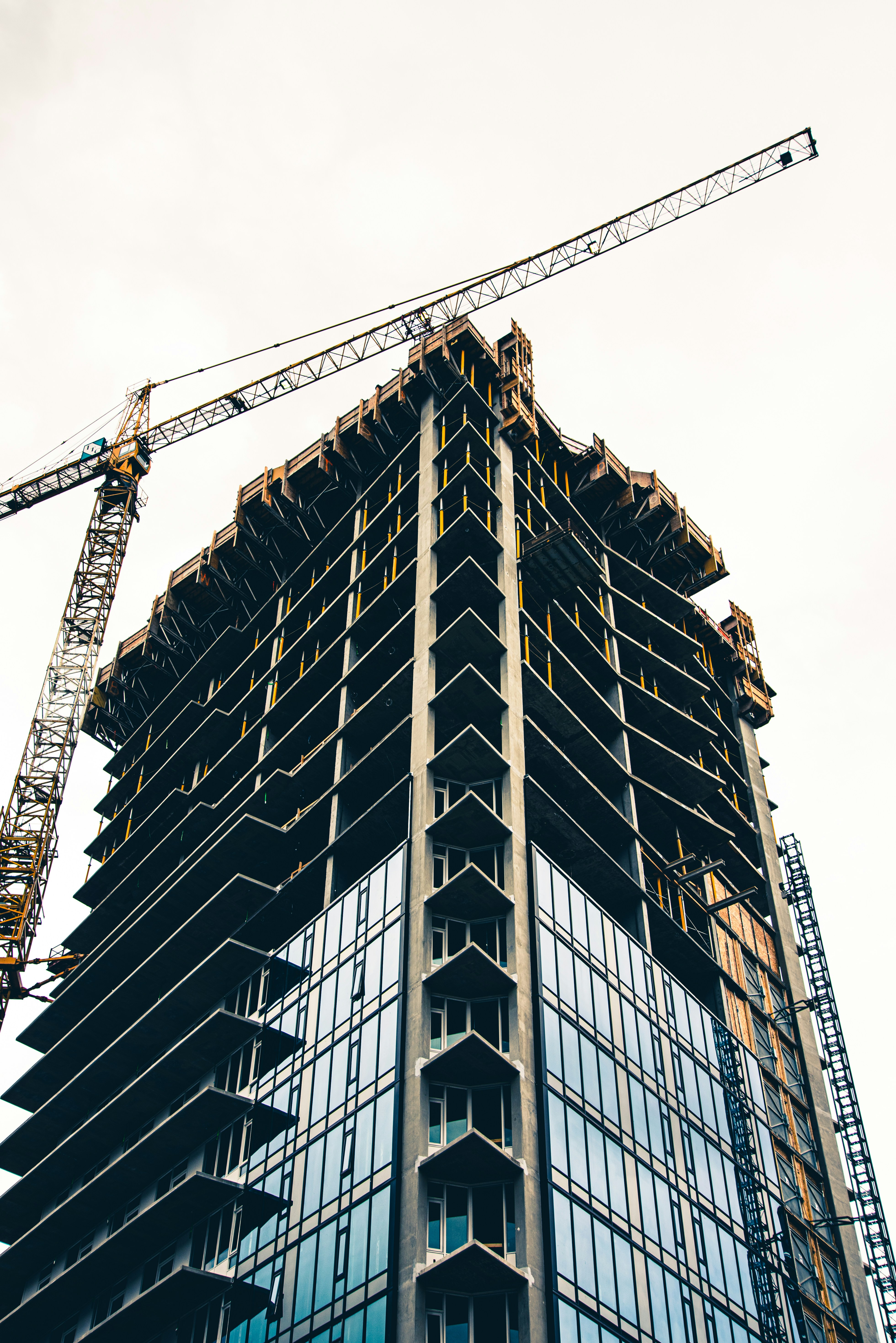 Professionelle Baustelle mit modernem Gebäude im Bau
