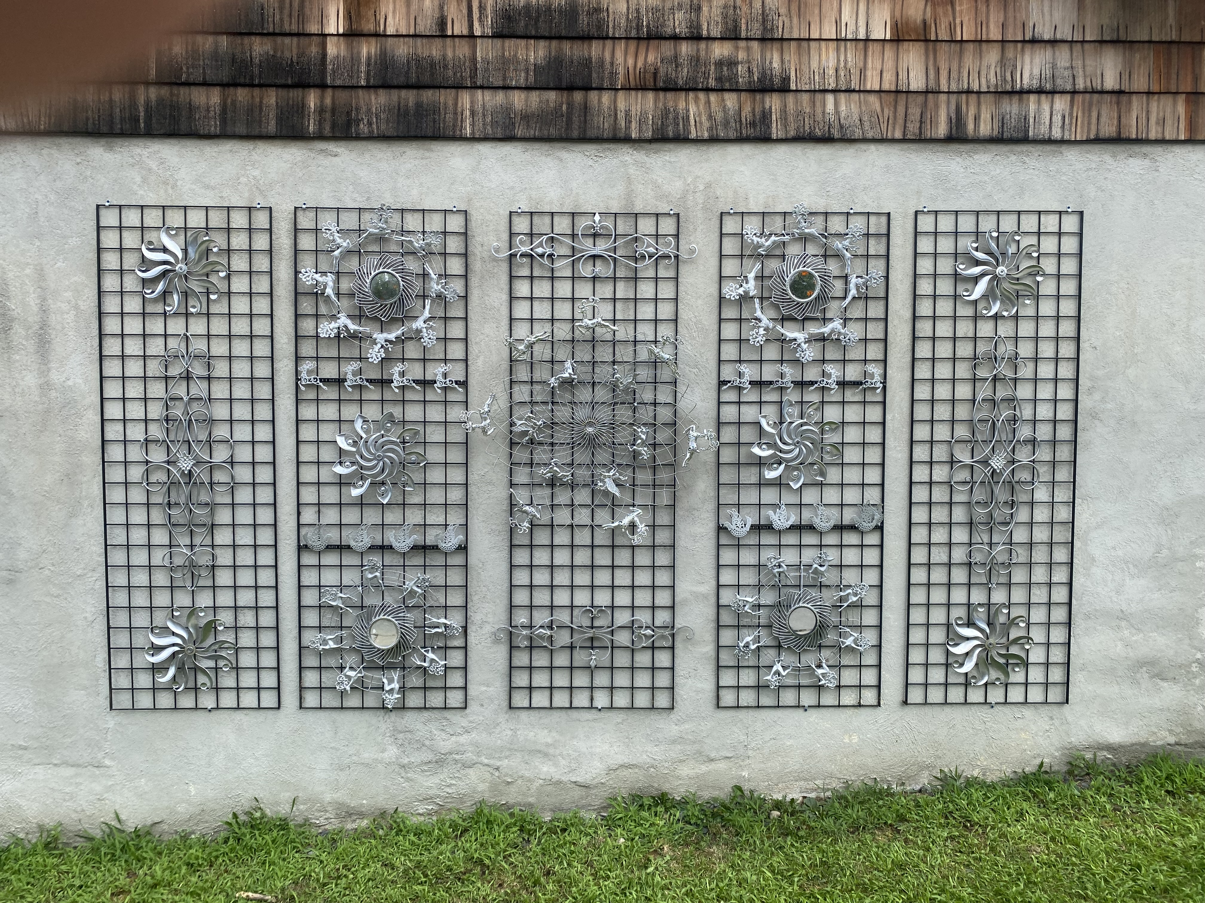 Sculpture display at Warwick Valley Winery