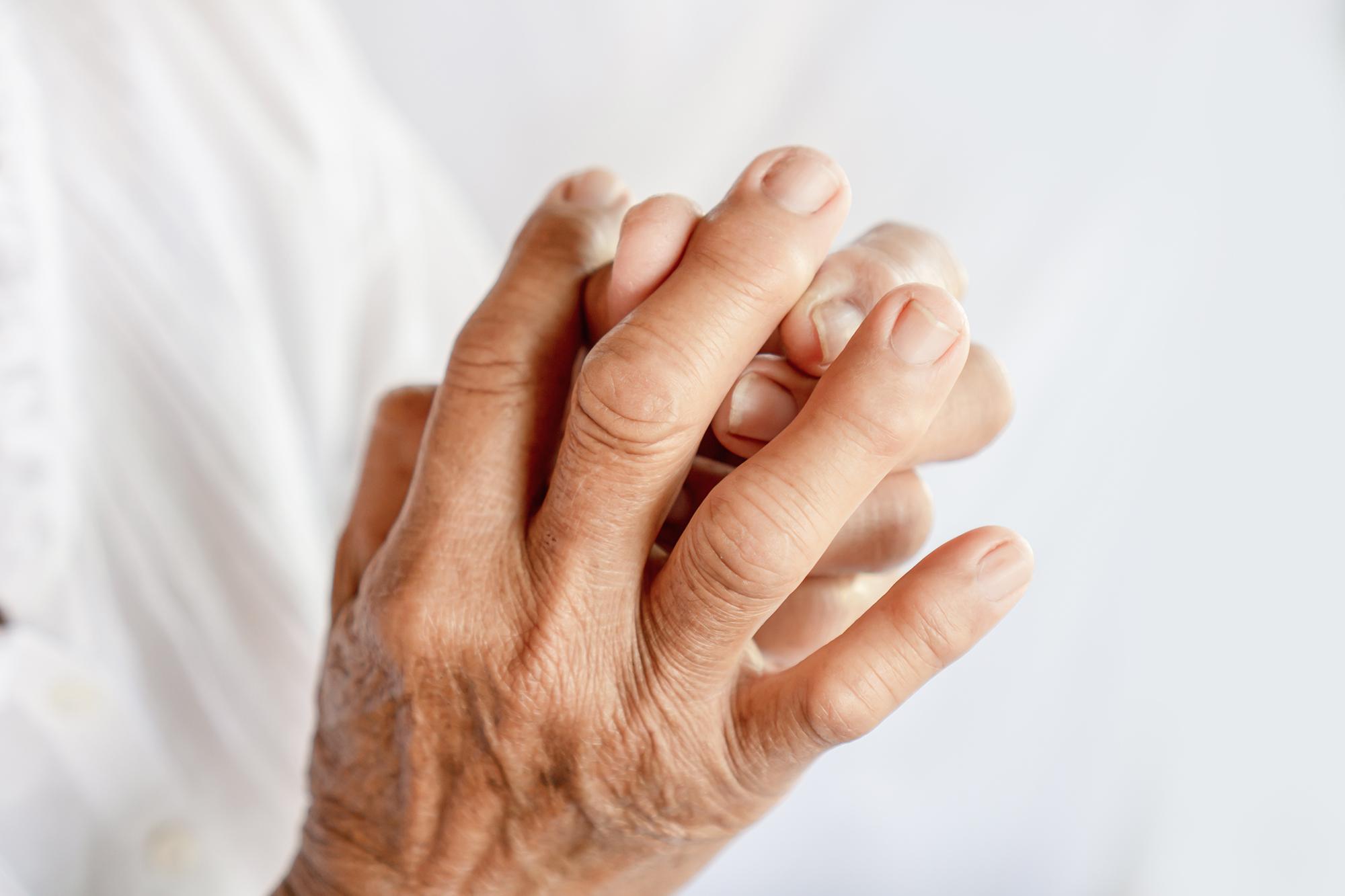 woman-hand-fingers-pain-suffering-from-gout.jpg