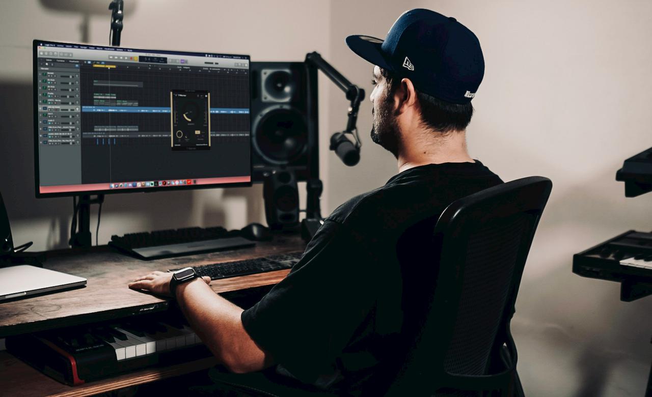 EMASound Working in his home studio using the Techivation T-Warmer audio plug-in.