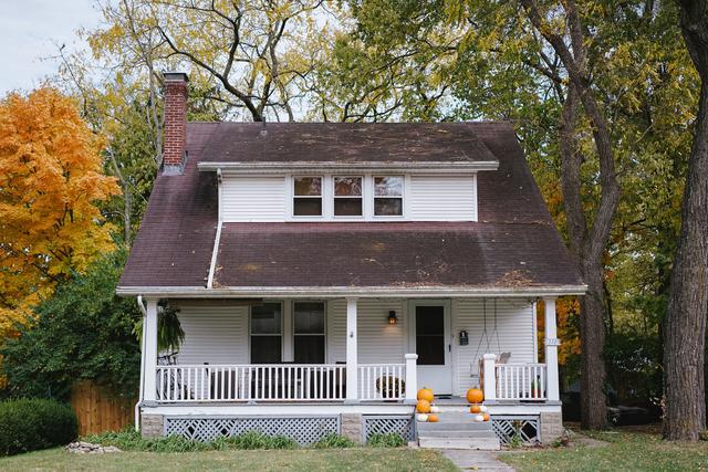 Image of a home in woods belonging to a homeowner that was wondering how to sell my home fast.