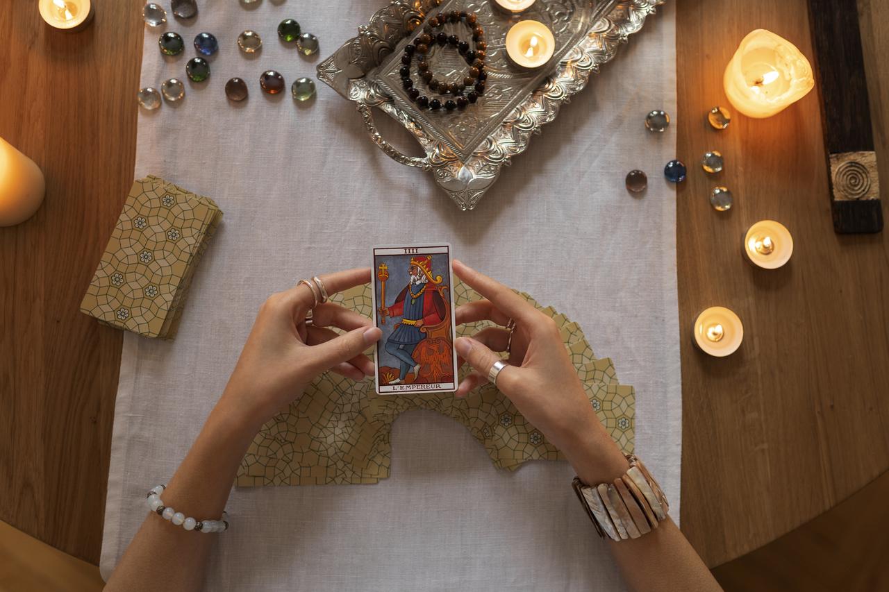 vista-superior-mujer-leyendo-tarot.jpg