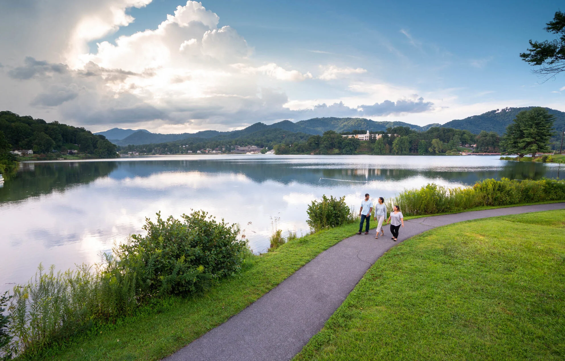 walking-trail-1-of-2-e1640036148612-1984x1268.webp
