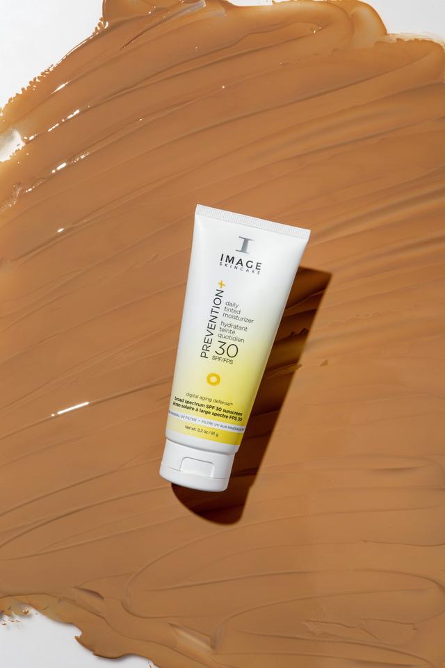 prevention--daily-tinted-moisturizer-spf-30-lifestyle-03.jpg