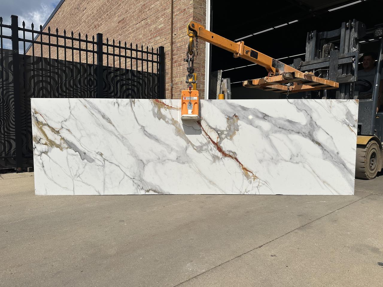 calacatta agra 130x39.jpg