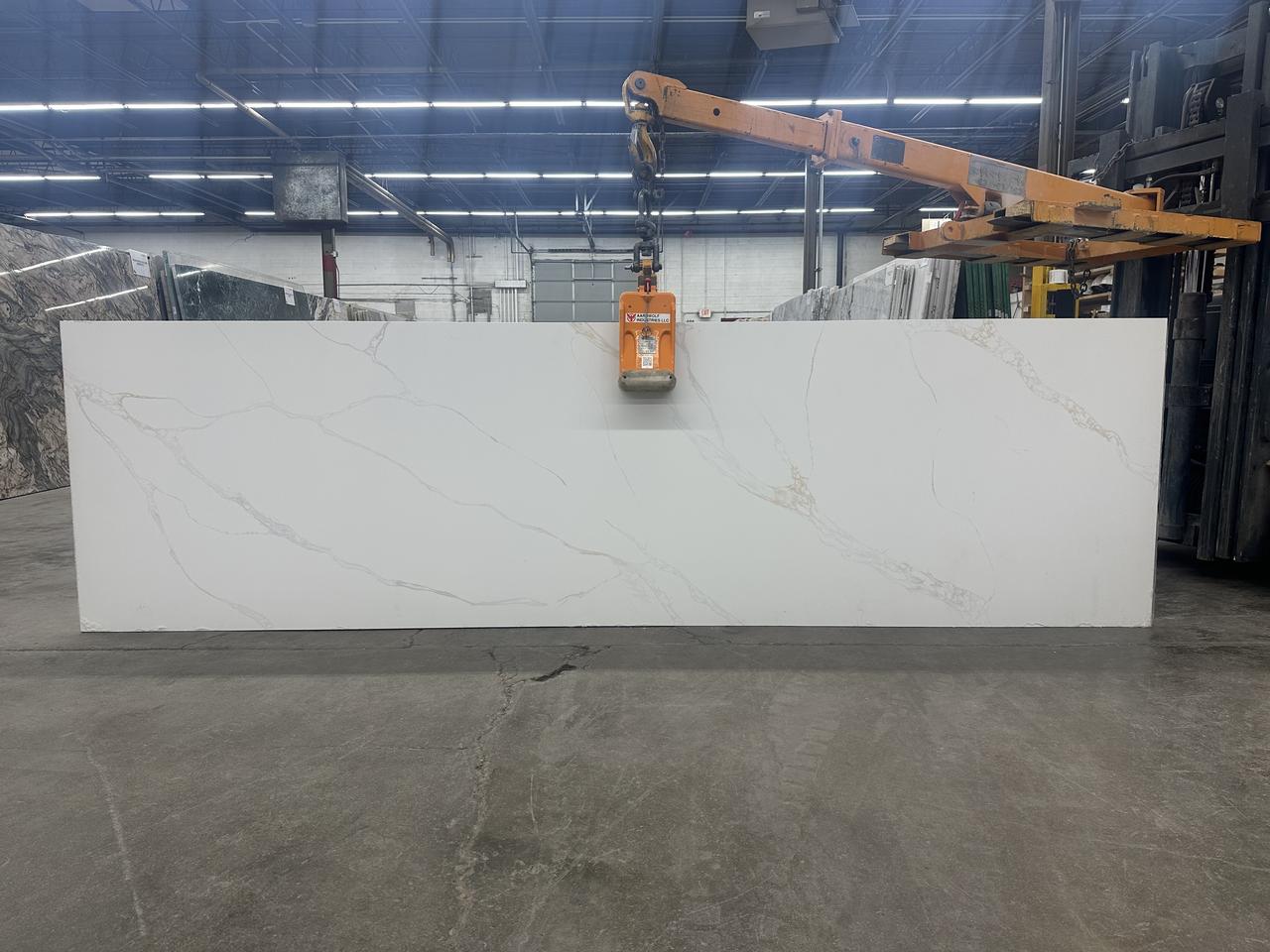 calacatta maldives 137x39.jpg