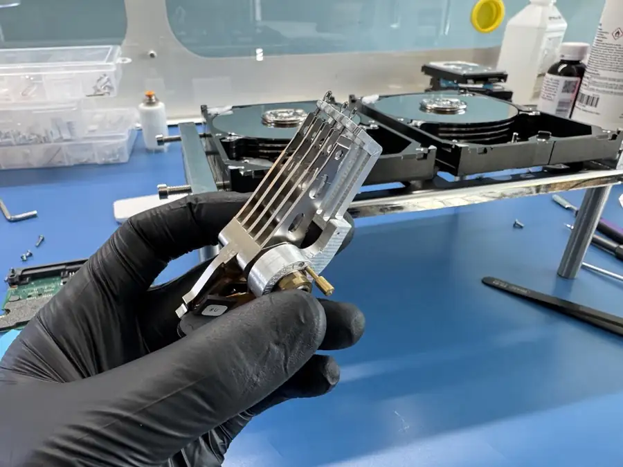 <code>Wymiana zespołu głowic HDD w cleanroomie – profesjonalne odzyskiwanie danych</code>