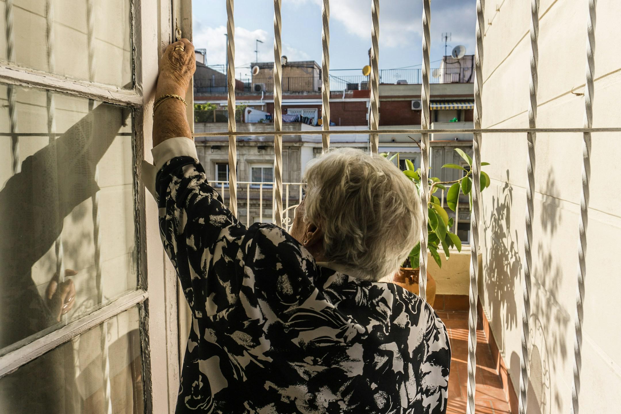 I love to visit my grandma when I’m in Barcelona. She’s an example of fight against all odds. She was born before a Civil War, lived under a dictatorship for 40 years, with his father disappearing forever after exile. She then lost her husband very early and has lived more than 25 years alone in their flat in the city, always finding time to make her children and grandchildren smile.