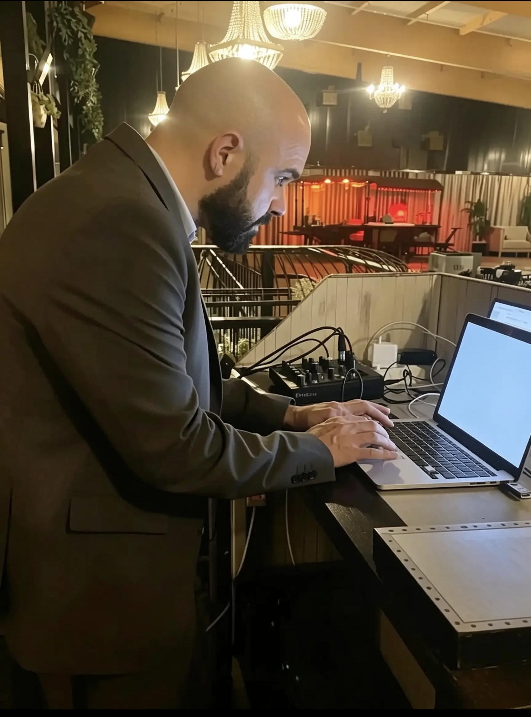 Colaborador de MusikaBizi gestionando la coordinación musical y técnica durante una boda.