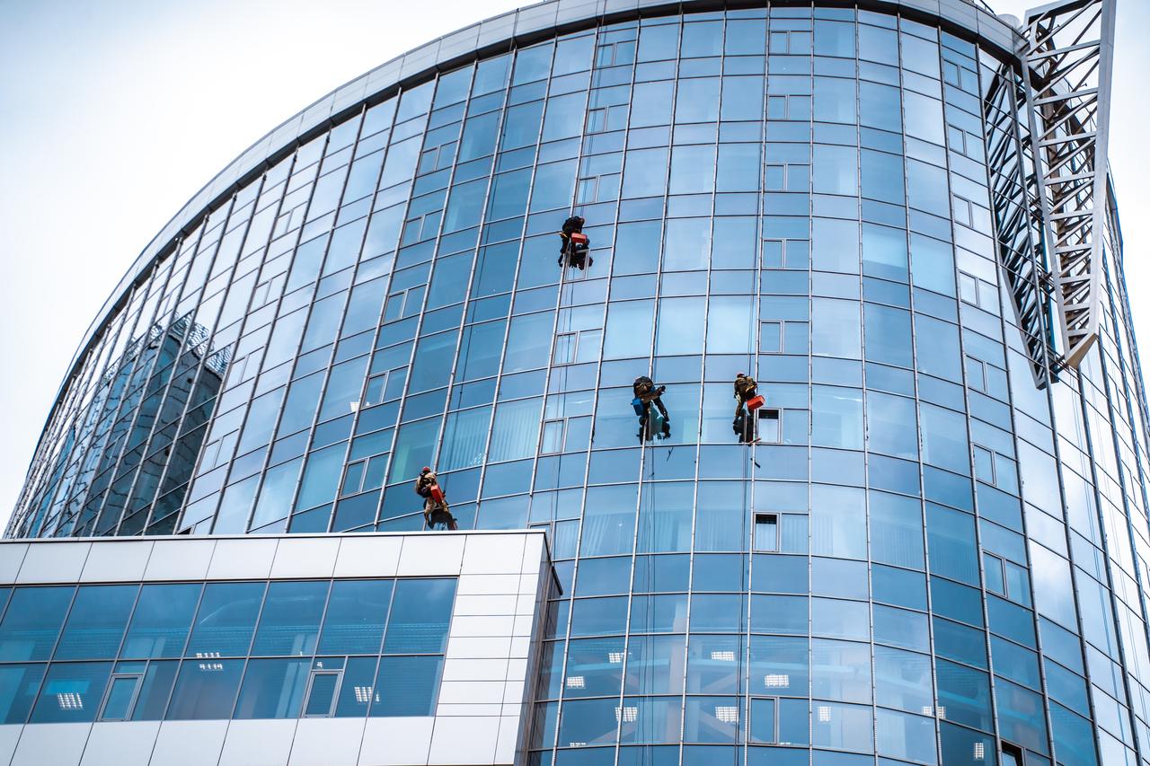 workers-washing-windows-office-building (2).jpg