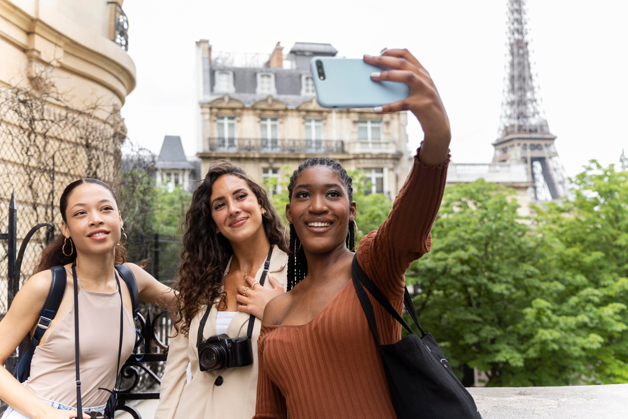 women-traveling-together-france_11zon-1748809912611.jpeg