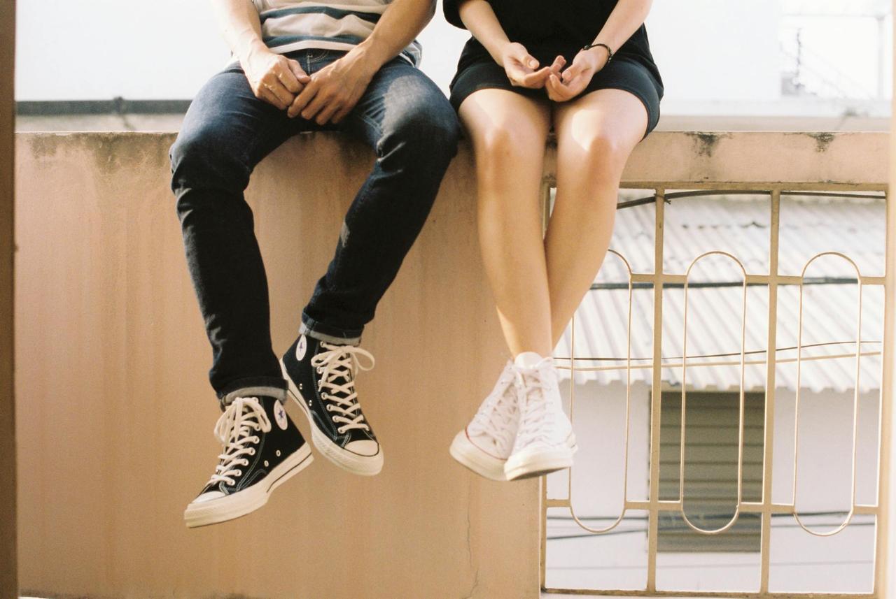 <em>Relaxed couple sitting together on a ledge in Beirut, symbolizing improved communication and relationship healing through psychotherapy in Lebanon</em>