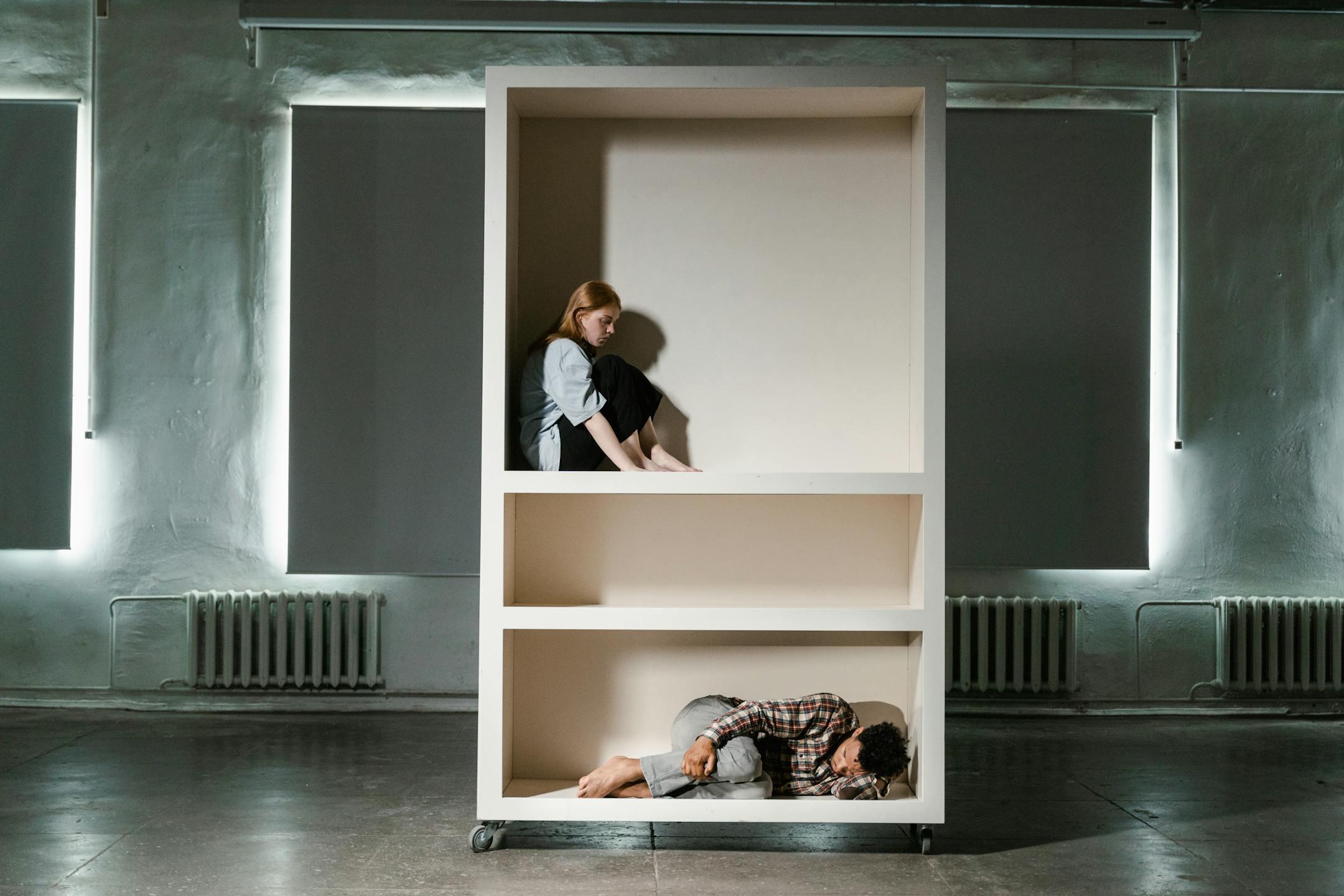 Image depicting people in compartments, symbolizing isolation and anxiety.