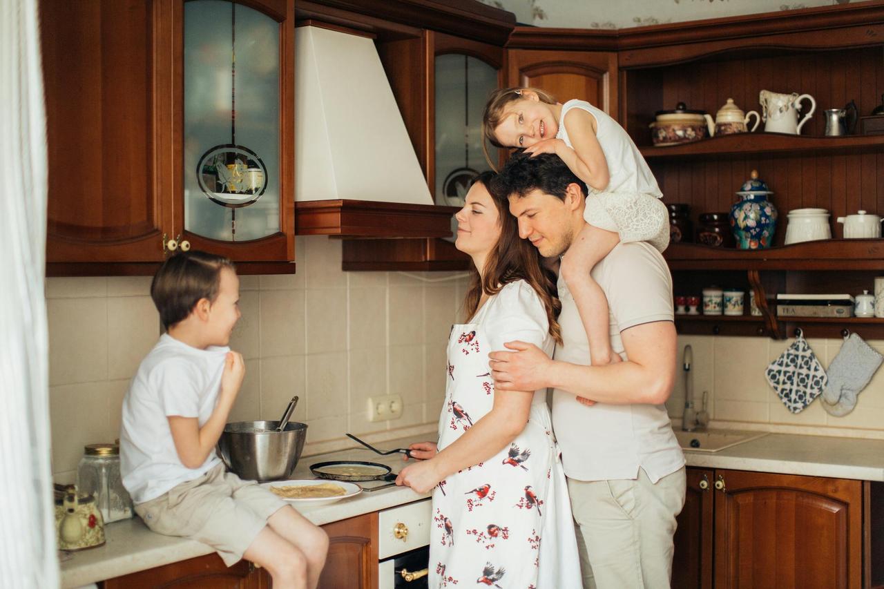 Family receiving therapy together with a licensed psychologist in Lebanon