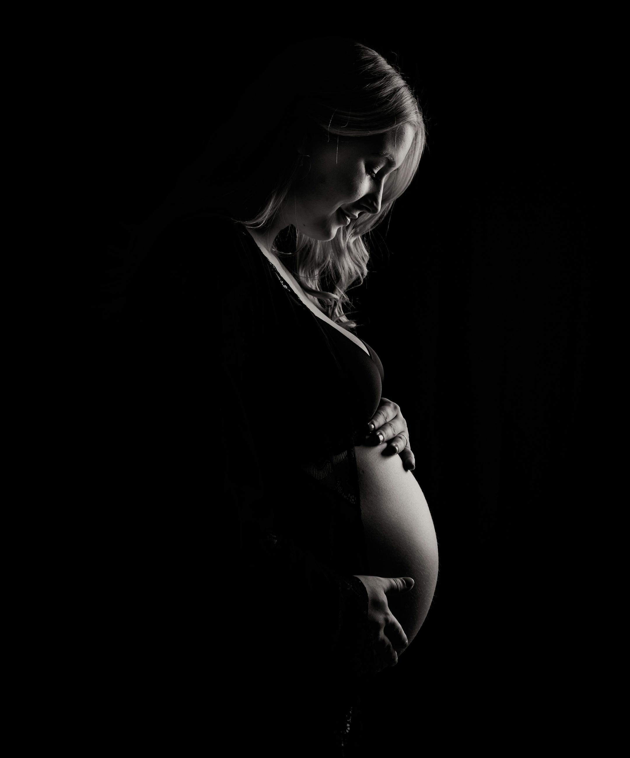 Striking monochrome image capturing the beauty and elegance of pregnancy.