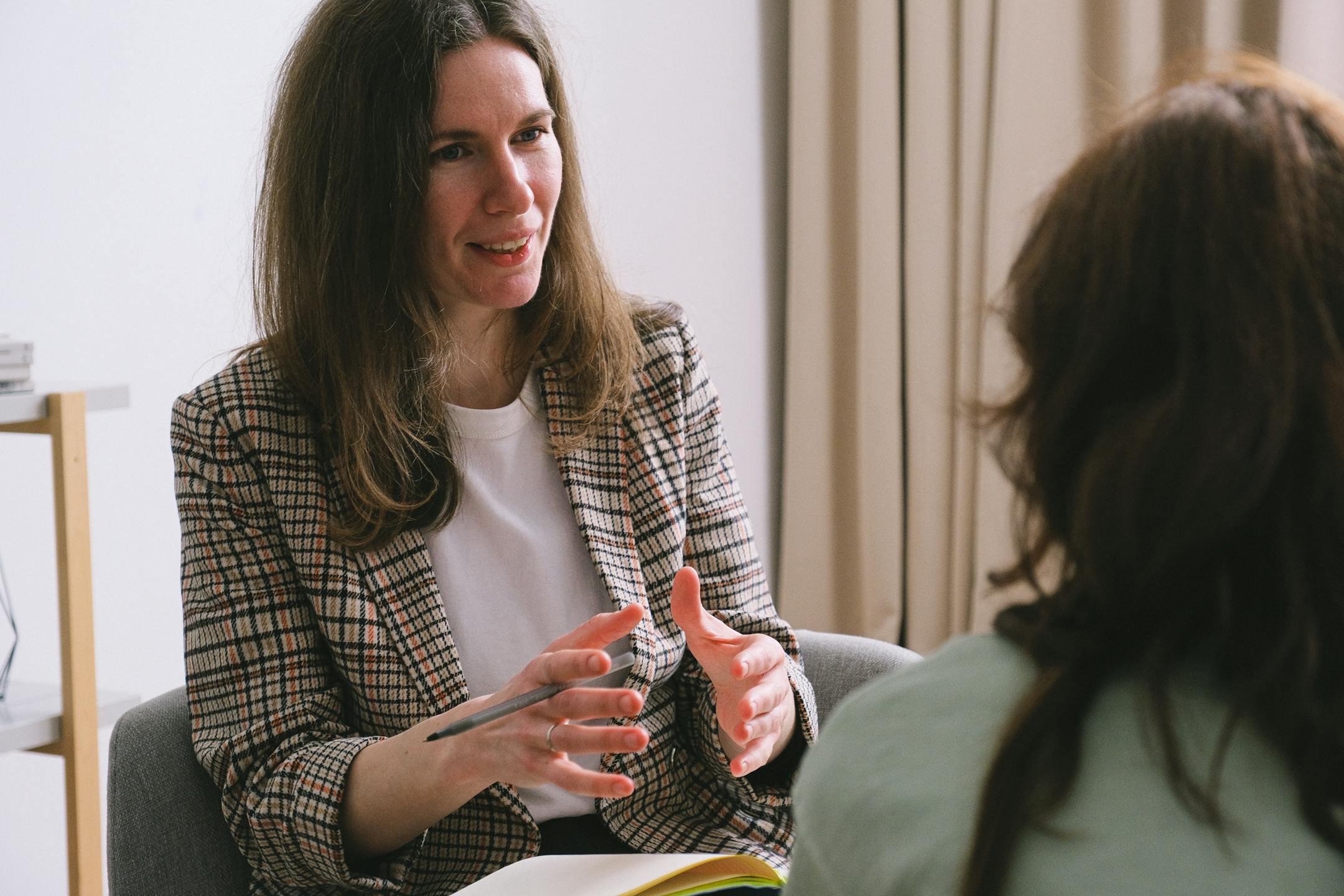 Psychologist in conversation with a client during a reflective psychotherapy session