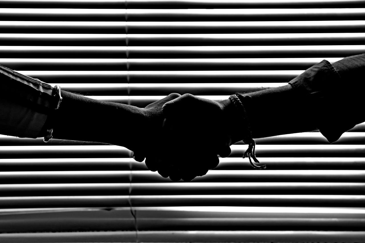 Silhouette of two people shaking hands symbolizing trust and therapeutic partnership in Lebanon