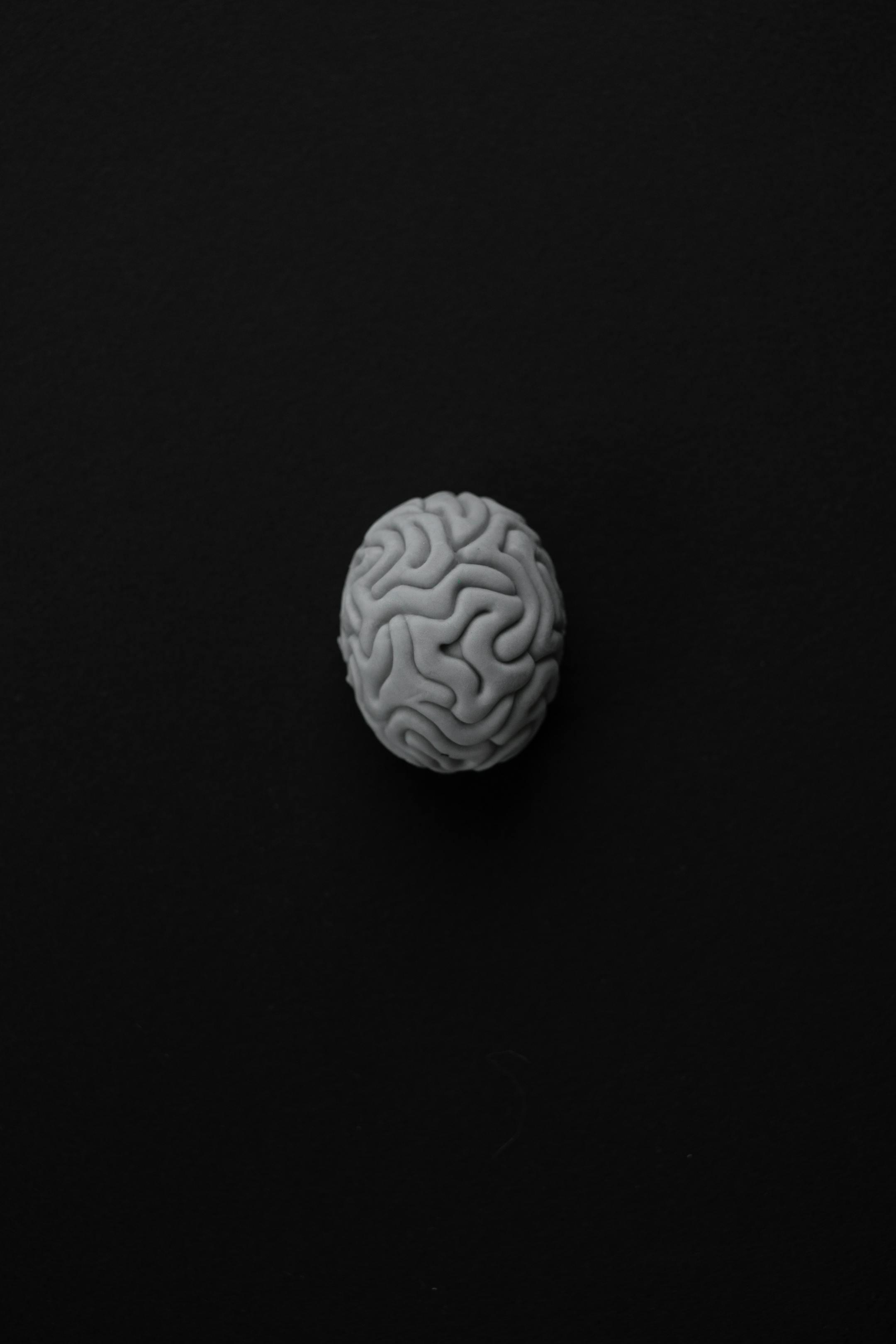 Cognitive Analytica therapist in Lebanon — stylized brain symbolizing accessible therapy for individuals, couples, and families, with online and in-person evening sessions