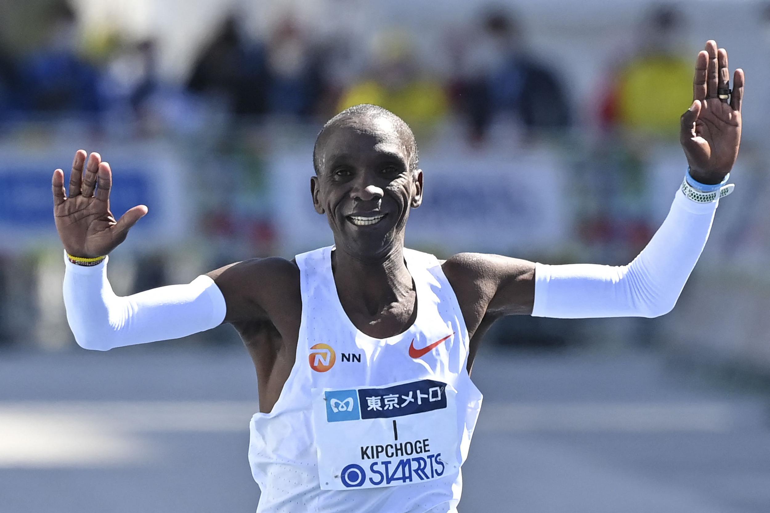 kenyas-eliud-kipchoge-crosses-the-finish-line-to-win-the-news-photo-1681335129.jpg