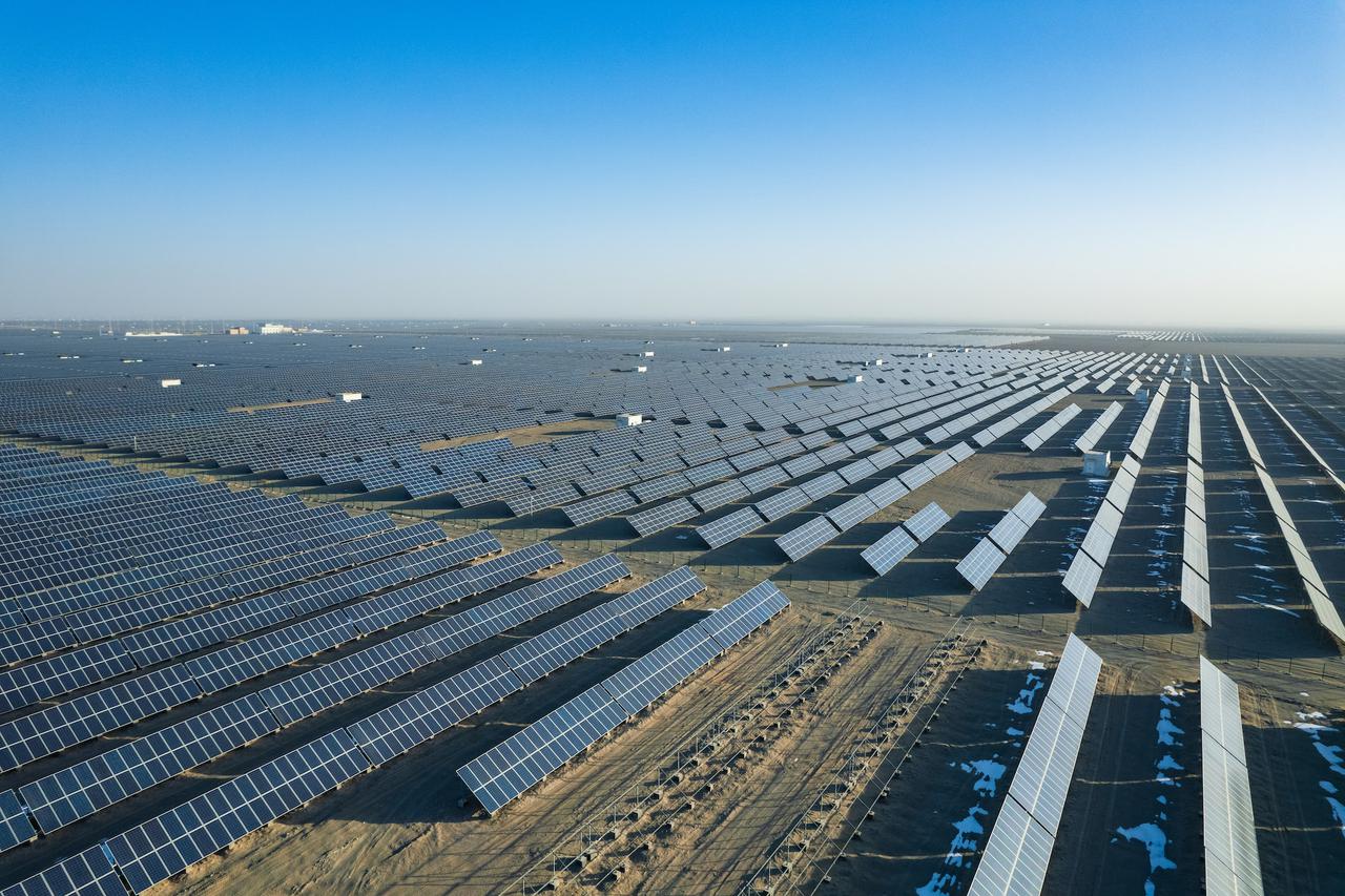 敦煌的太阳能发电厂。A solar power plant in Dunhuang.