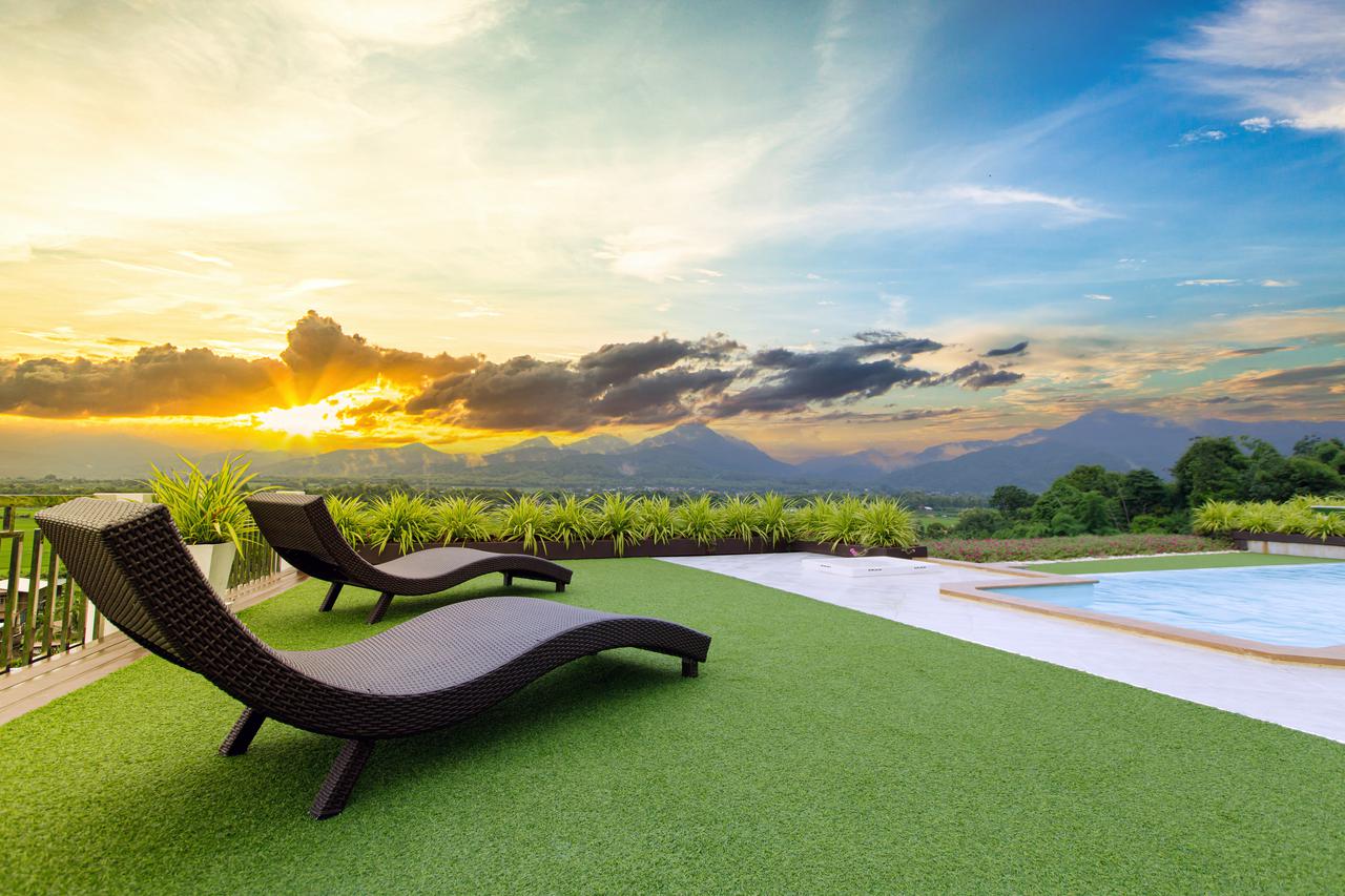 relax-in-the-pool-ybeautiful-sky-with-clouds-back-2025-02-11-07-46-36-utc.jpg