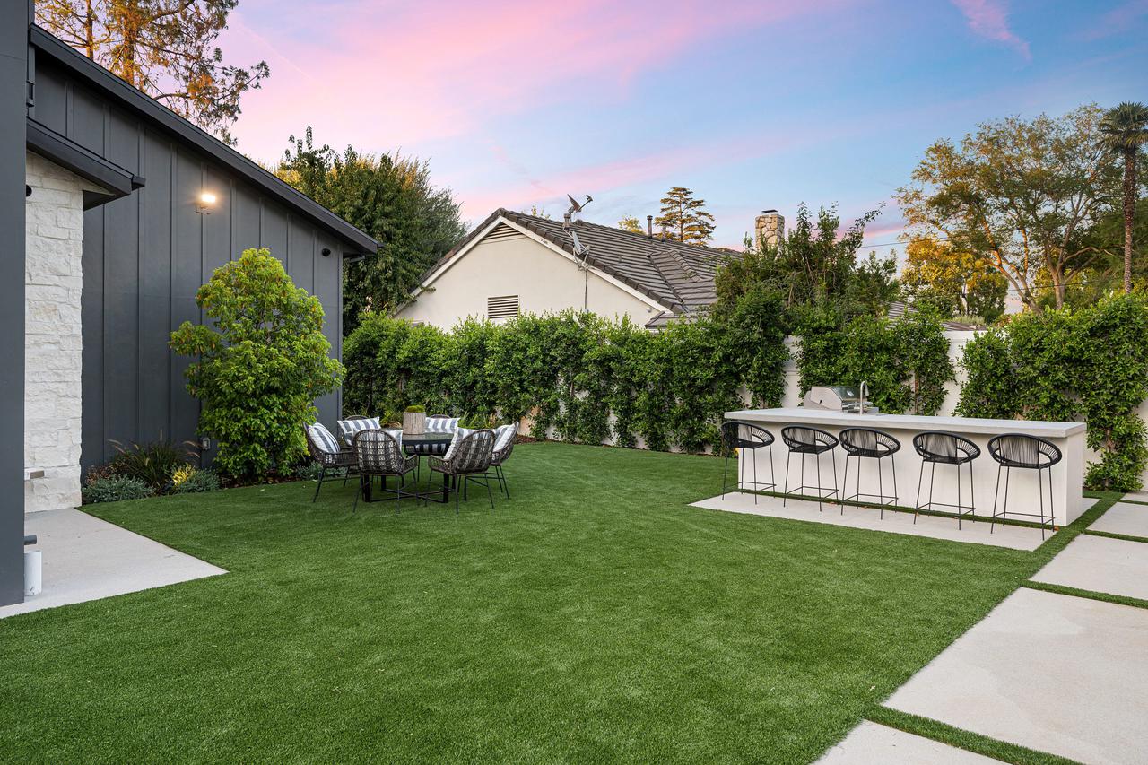 modern-backyard-with-dining-set-and-bar-area-at-su-2025-02-10-06-40-07-utc.jpg
