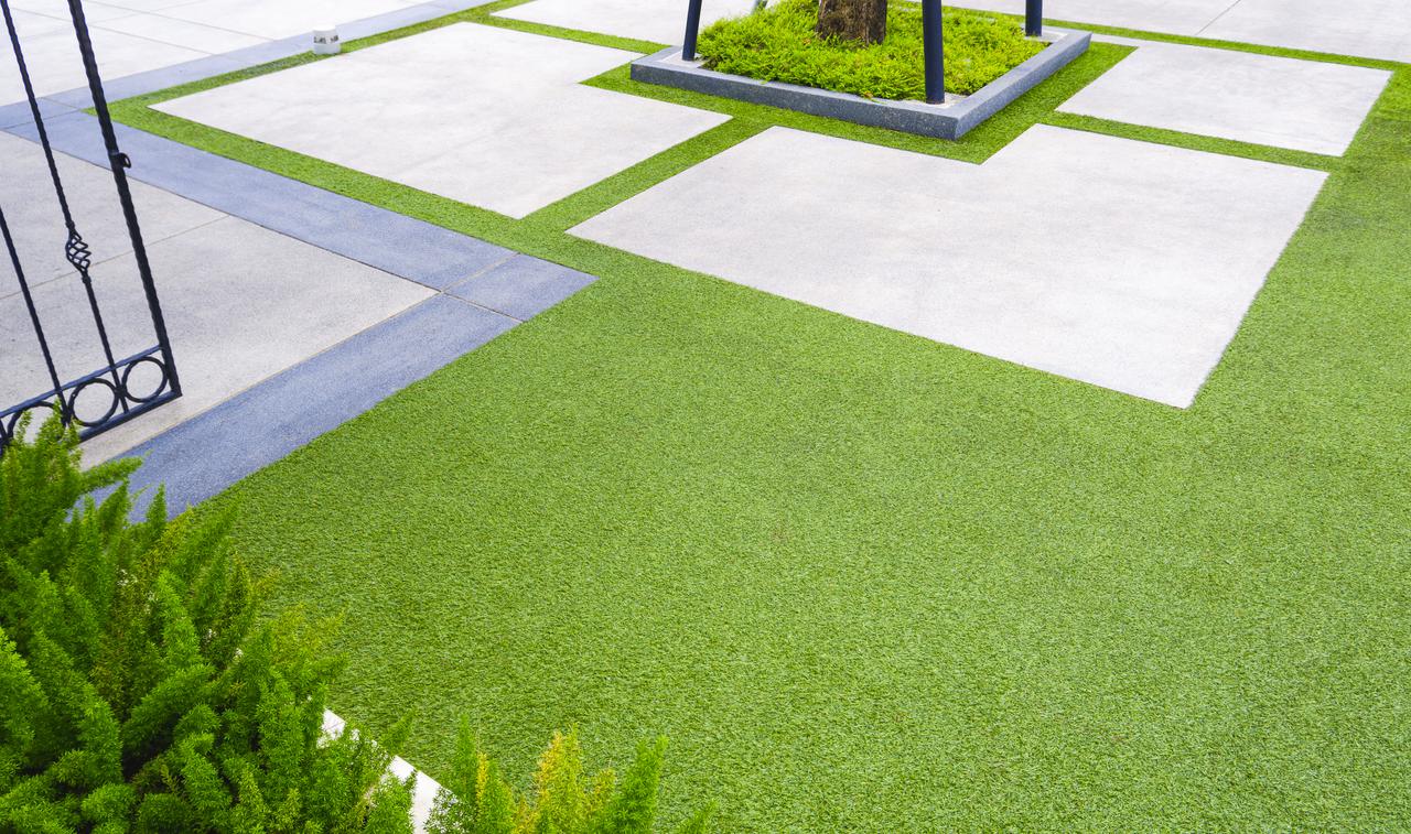 artificial-turf-with-gravel-stone-pavement-decorat-2025-03-11-02-16-27-utc.jpg