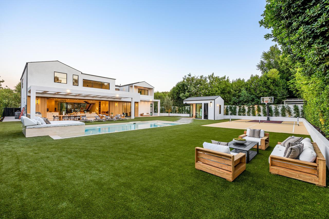 modern-luxury-home-with-backyard-and-pool-2025-02-10-06-47-03-utc.jpg