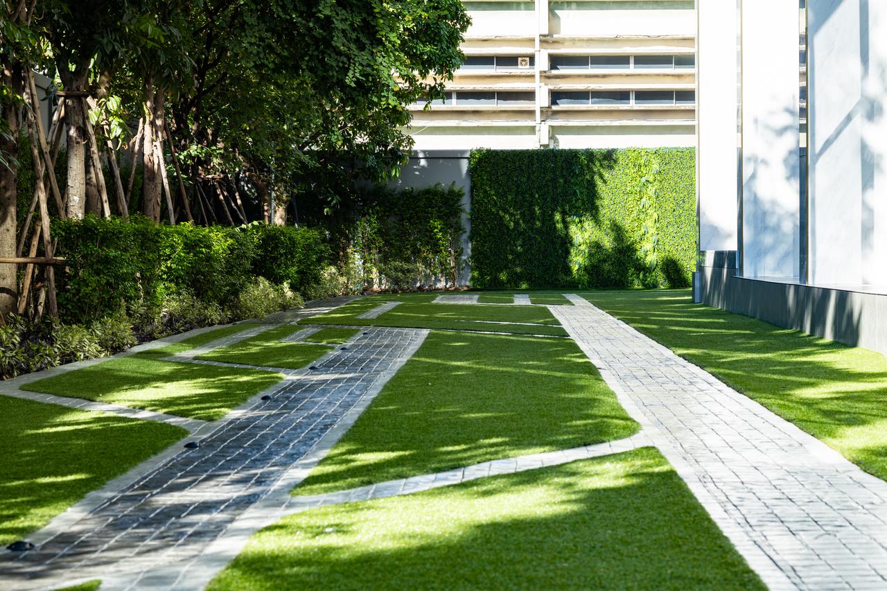 modern-staircase-walkway-in-condominium-2025-03-08-16-29-35-utc.jpg