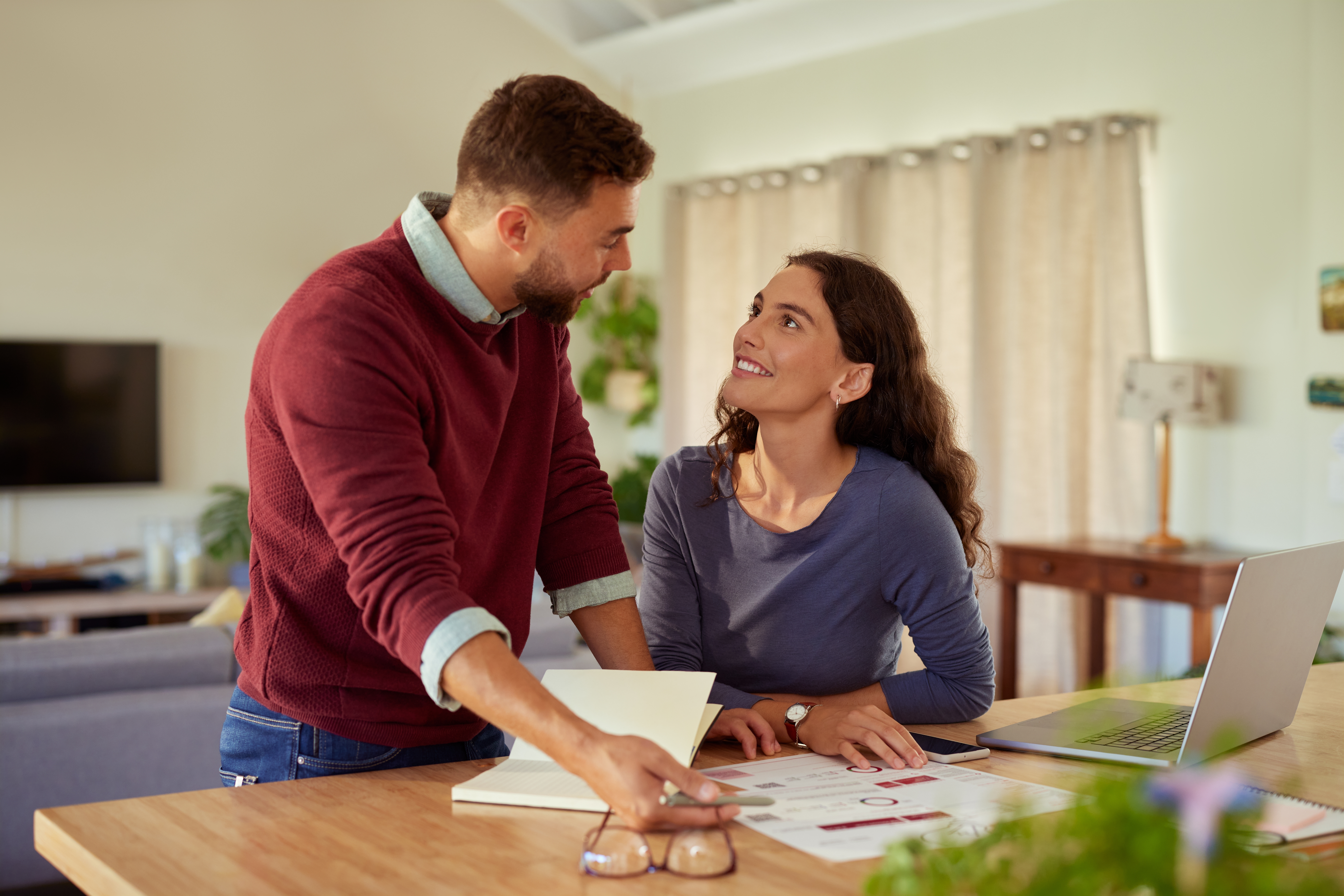 Familia revisando planificación financiera profesional